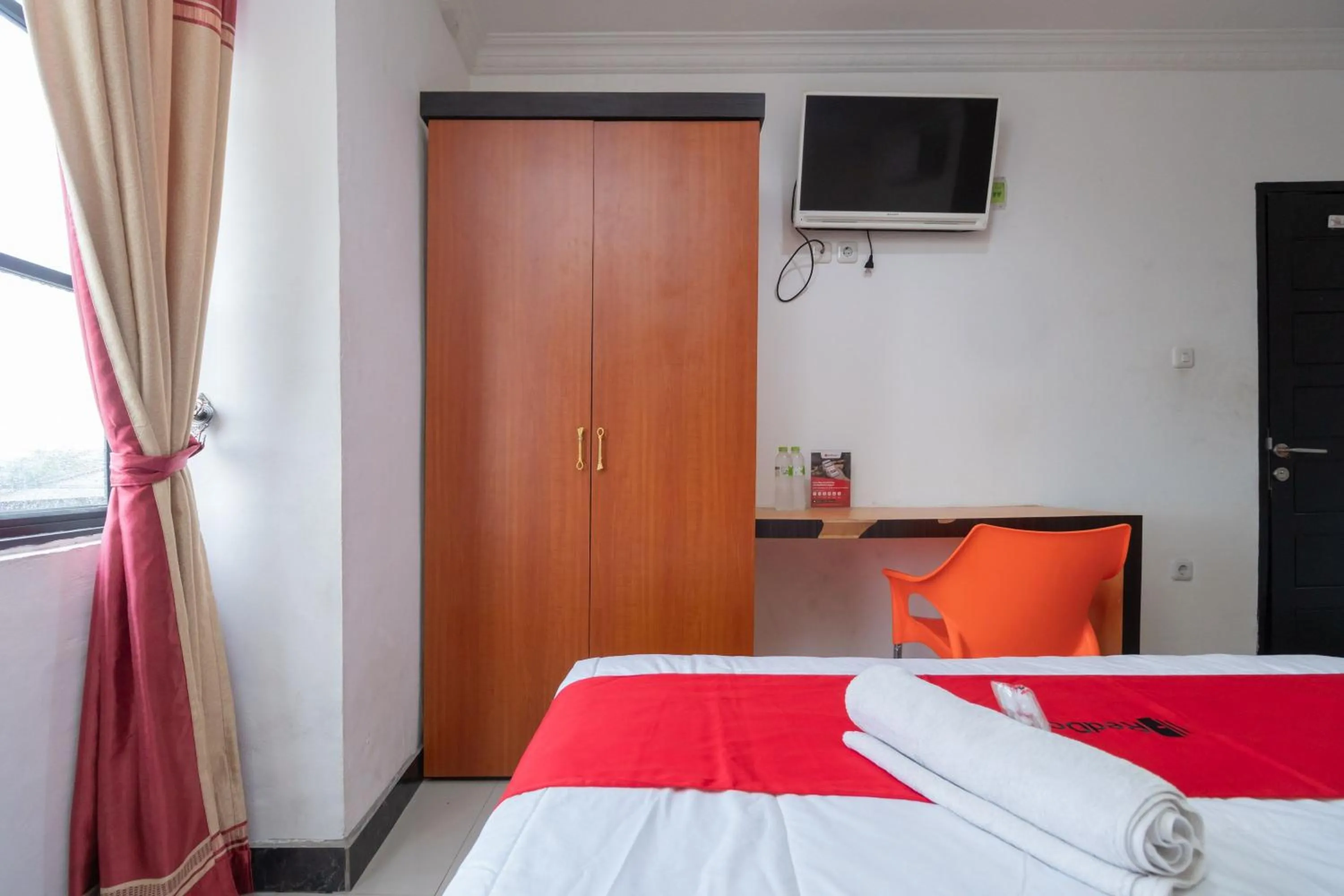 Bedroom, Bed in RedDoorz near RSIA Andini Pekanbaru