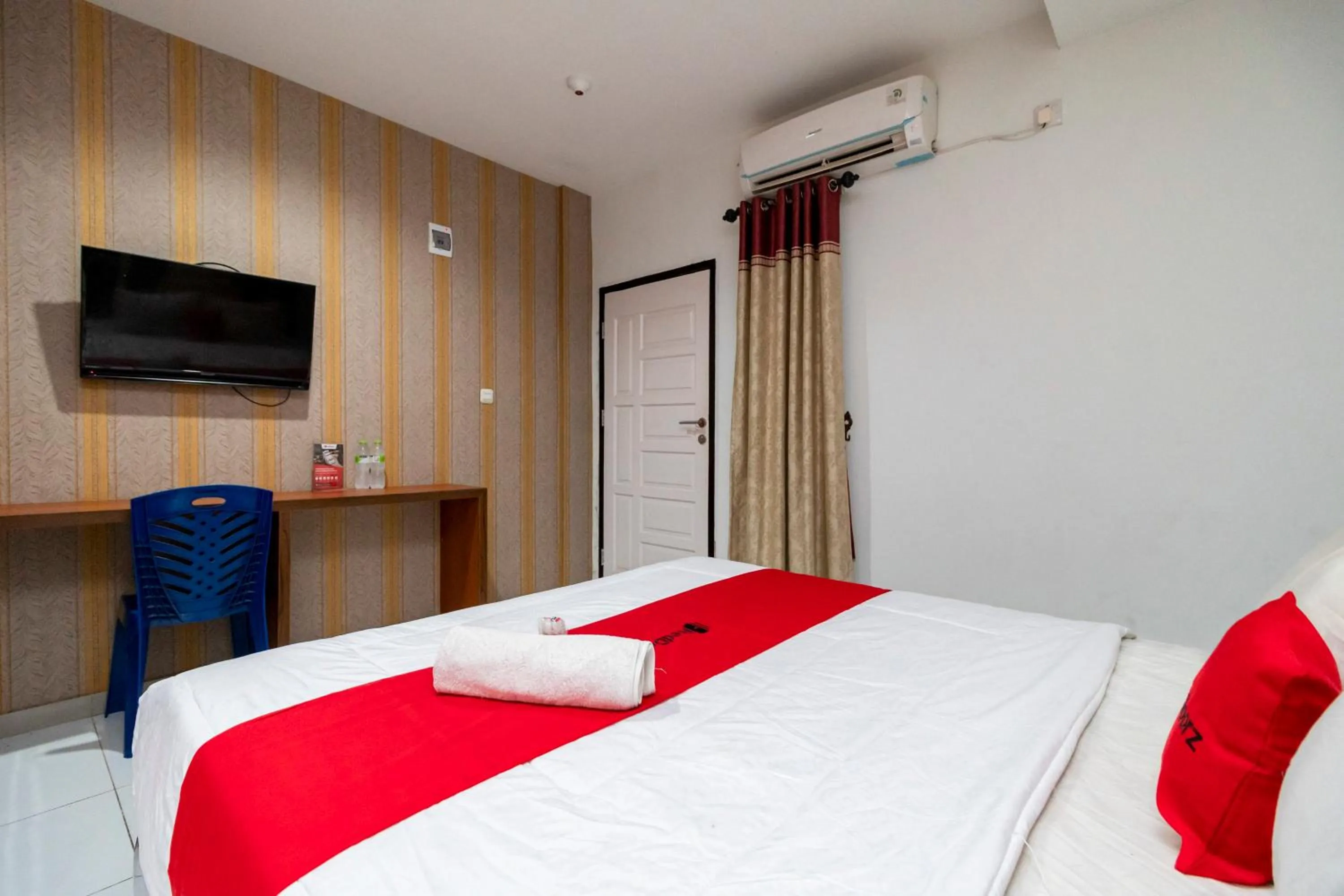 Bedroom, Bed in RedDoorz near RSIA Andini Pekanbaru