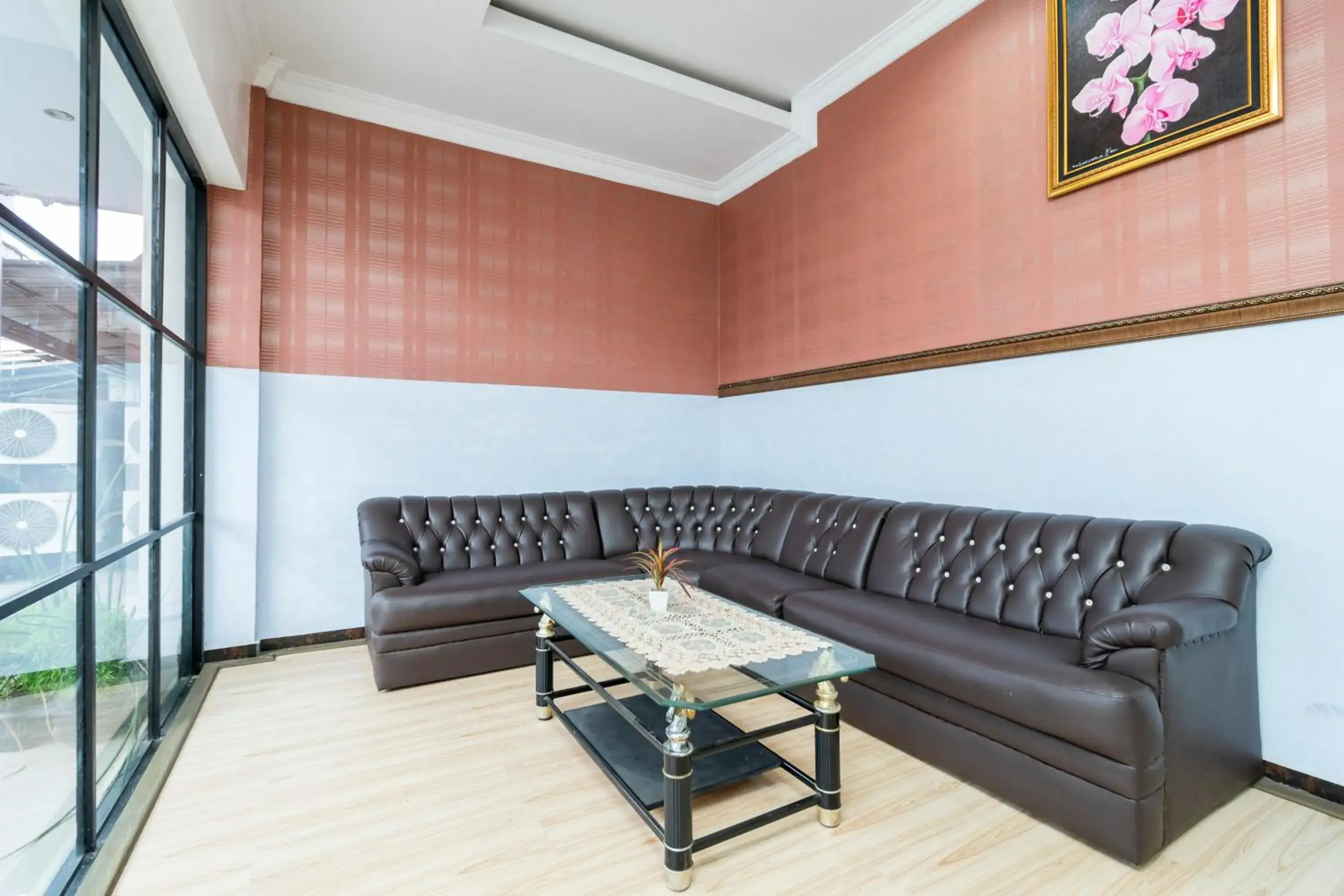 Seating area in RedDoorz near RSIA Andini Pekanbaru Seating area in RedDoorz near RSIA Andini Pekanbaru