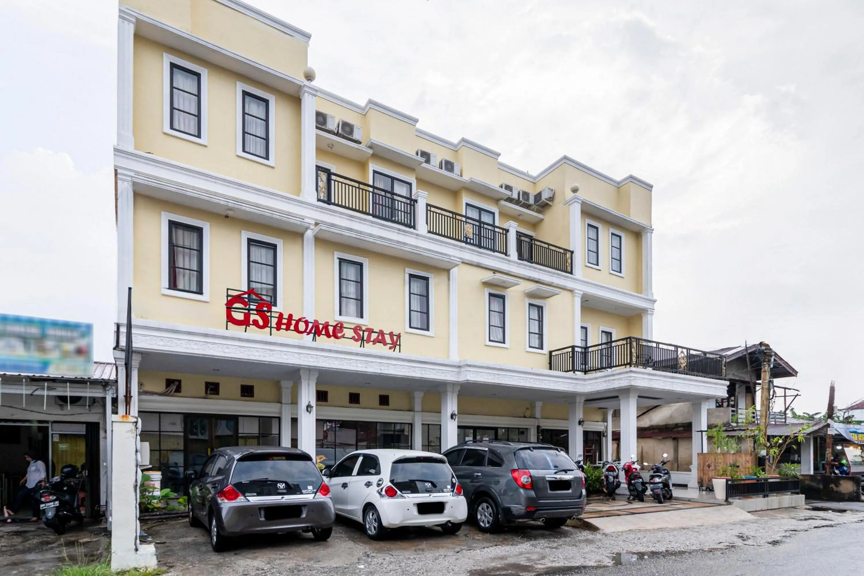 Facade/entrance in RedDoorz near RSIA Andini Pekanbaru