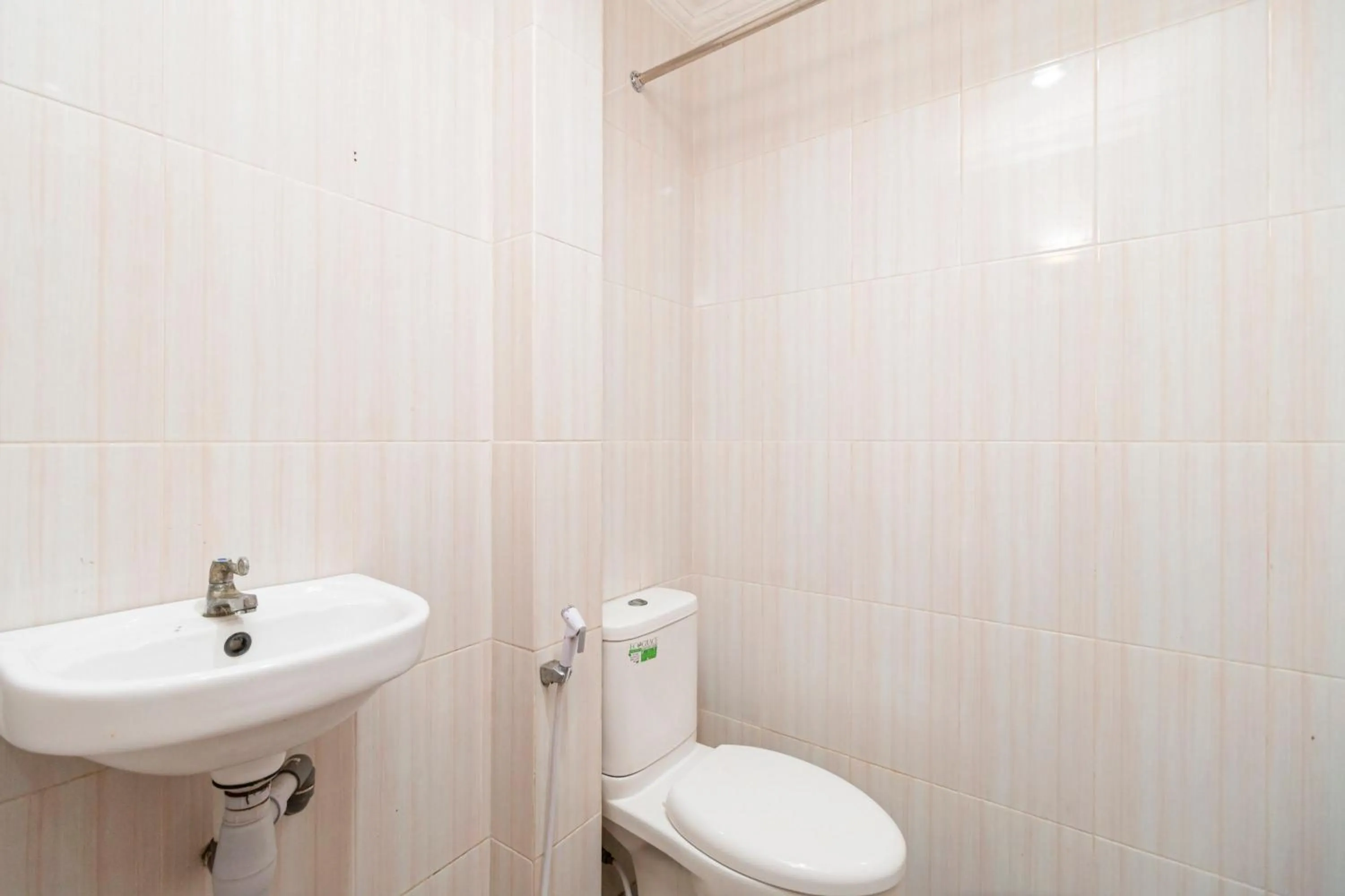 Bathroom in RedDoorz near RSIA Andini Pekanbaru