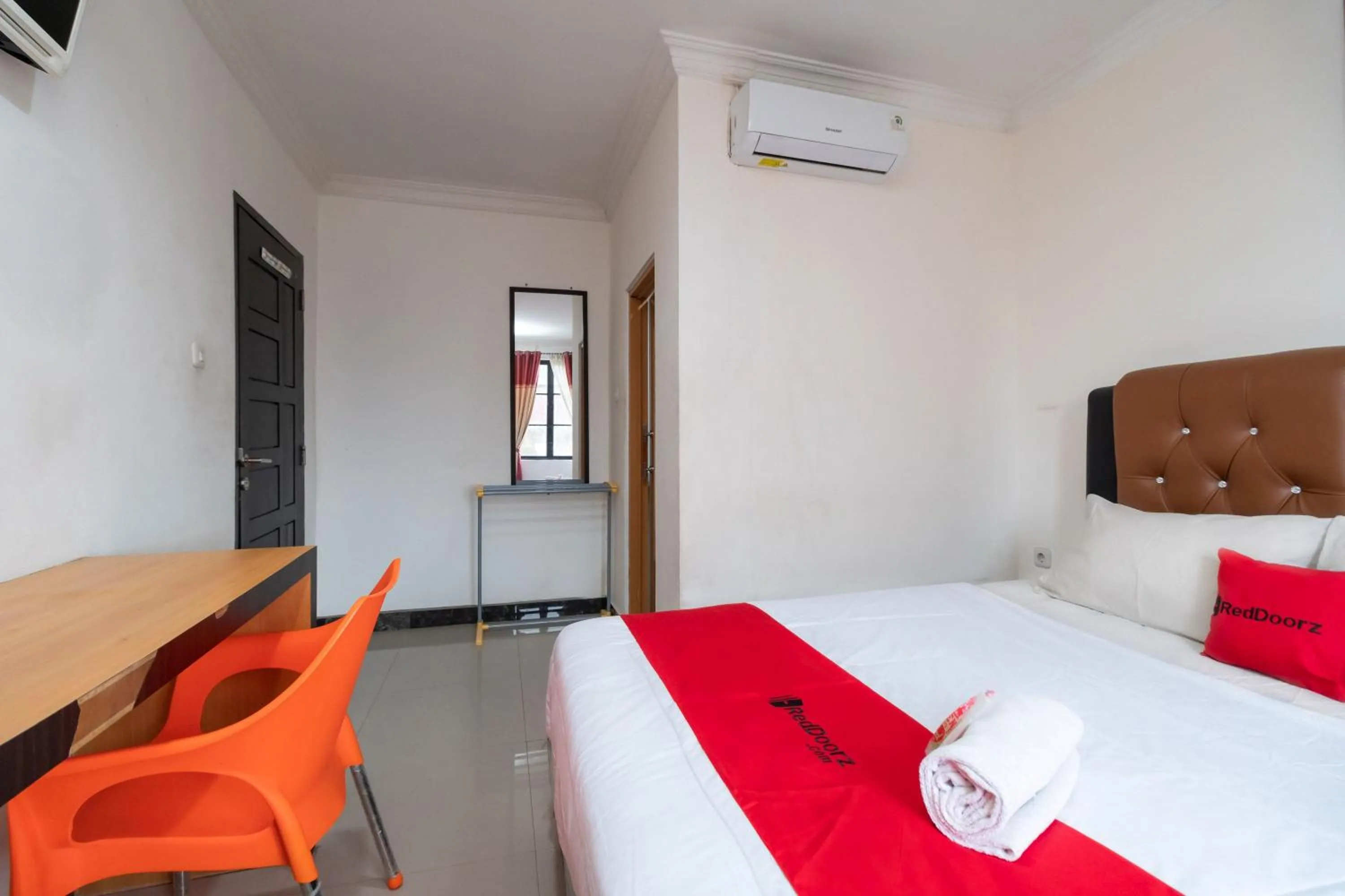 Bedroom, Bed in RedDoorz near RSIA Andini Pekanbaru