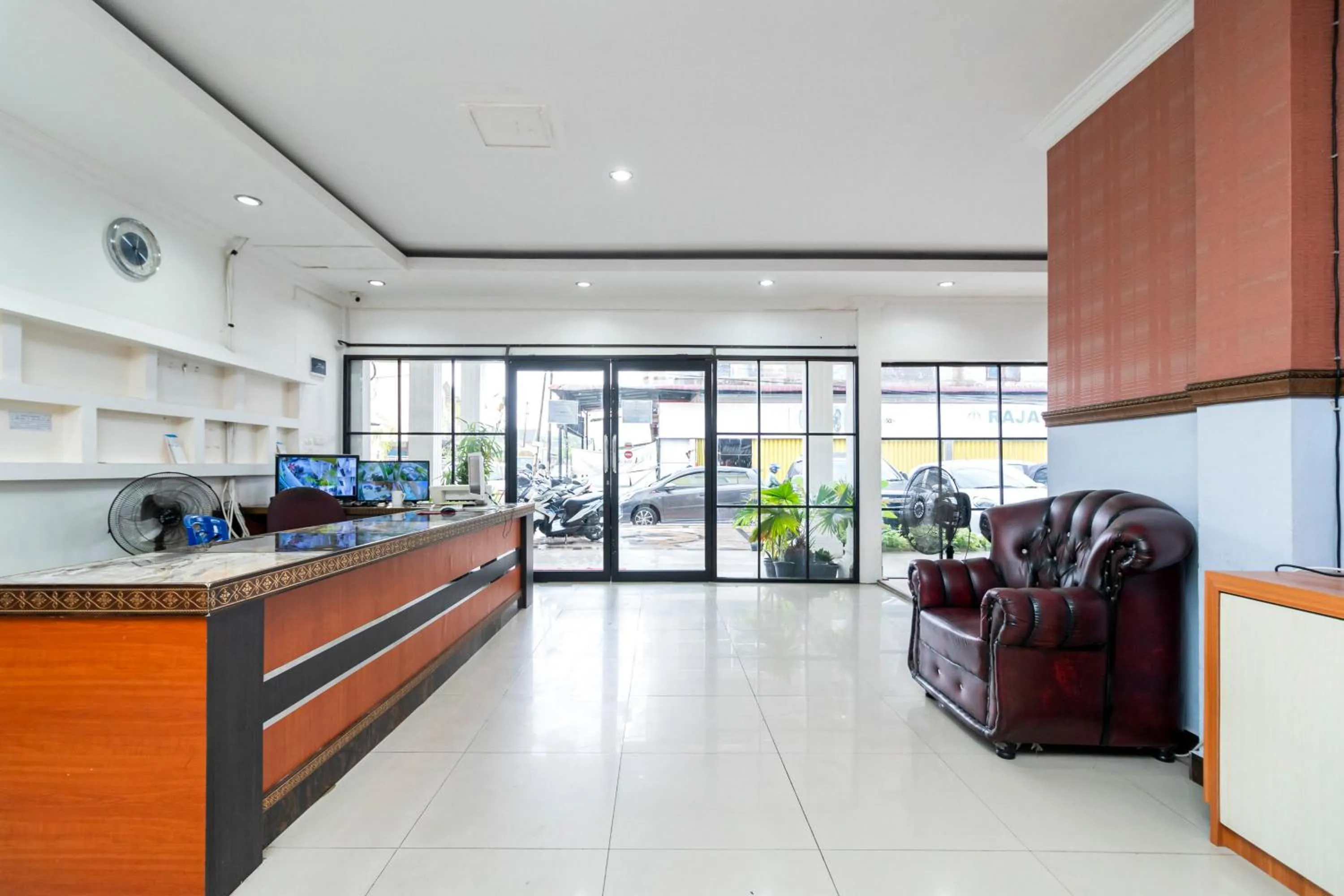 Lobby or reception in RedDoorz near RSIA Andini Pekanbaru