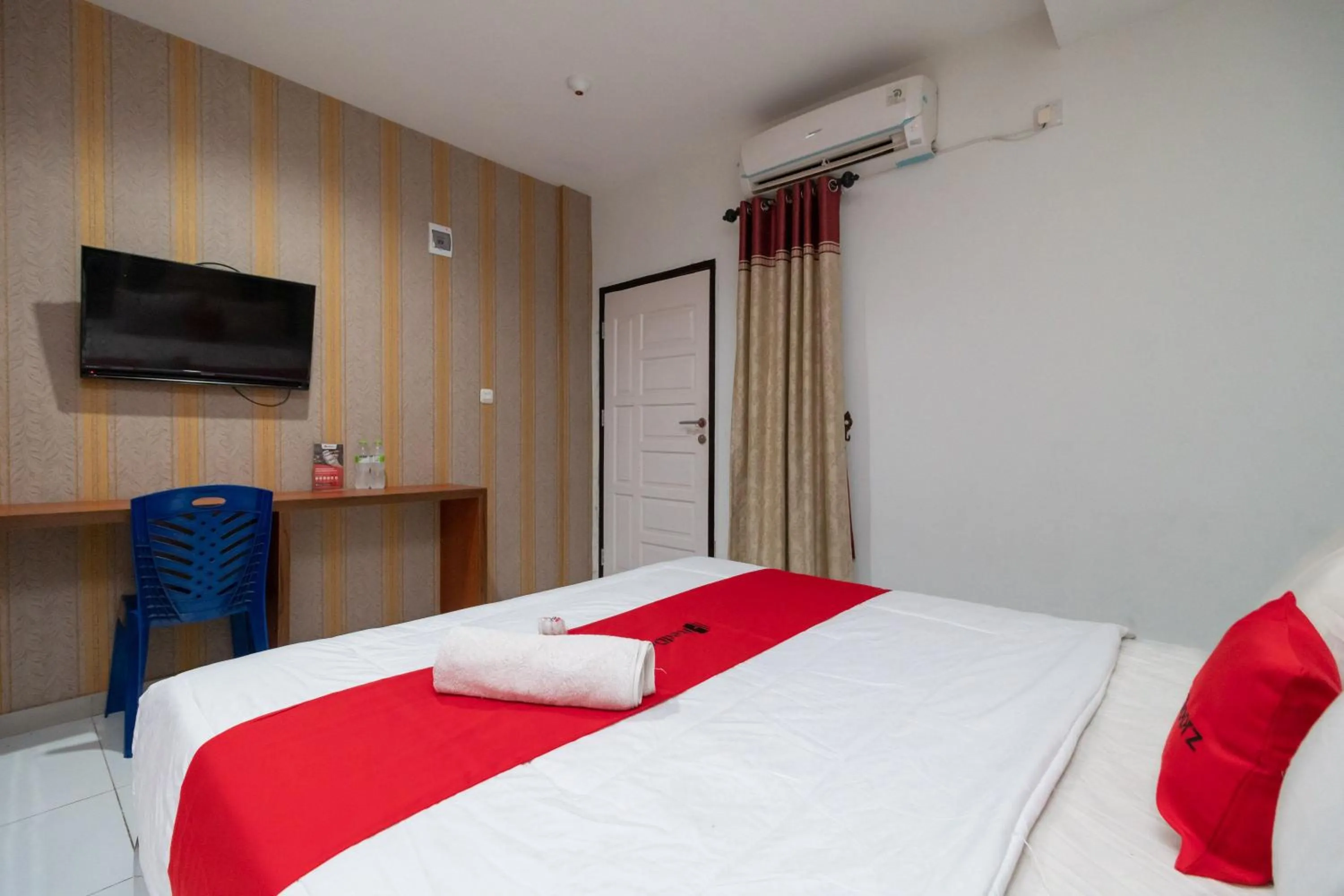 Bedroom, Bed in RedDoorz near RSIA Andini Pekanbaru