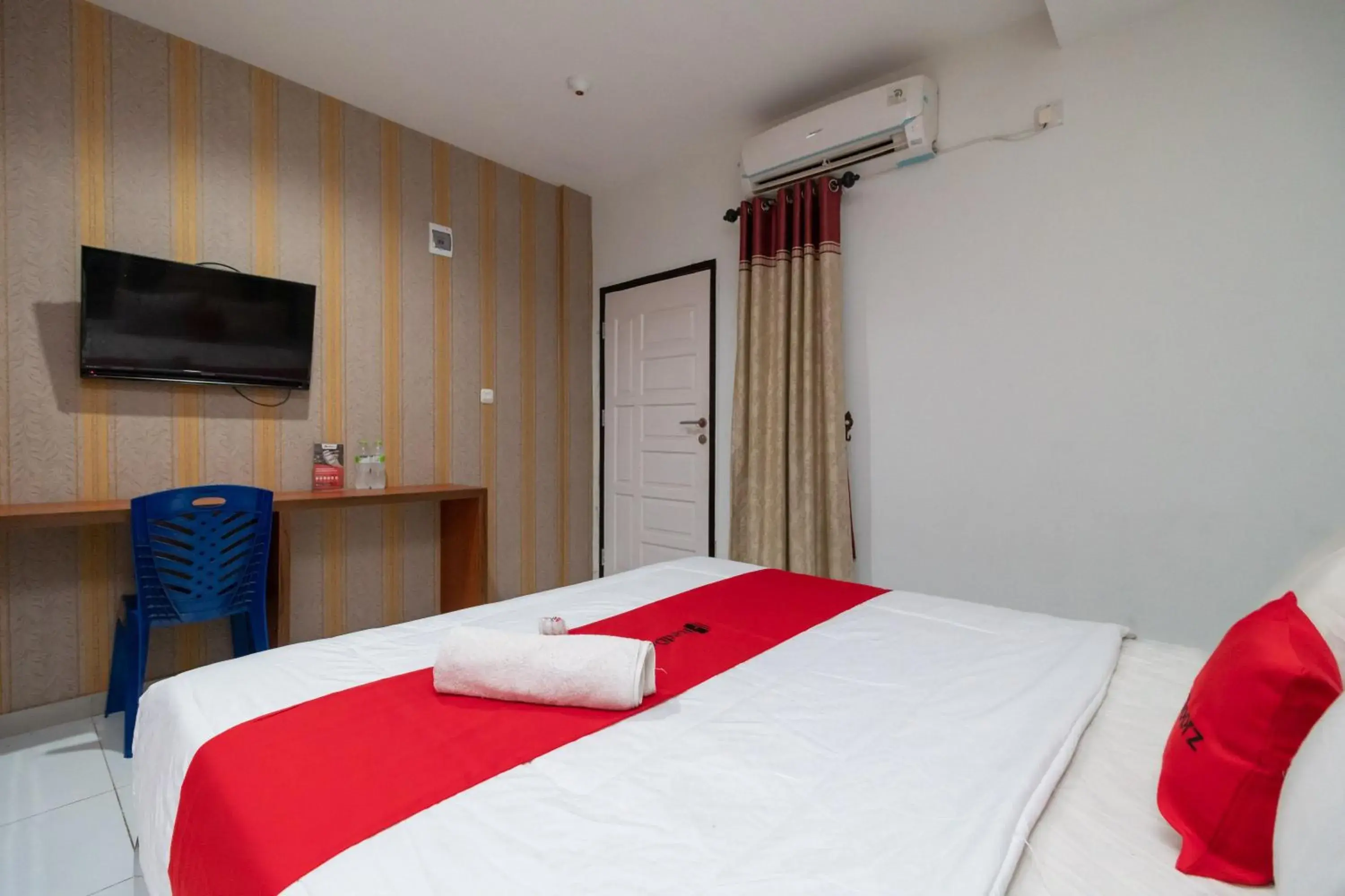 Bedroom, Bed in RedDoorz near RSIA Andini Pekanbaru Bedroom, Bed in RedDoorz near RSIA Andini Pekanbaru