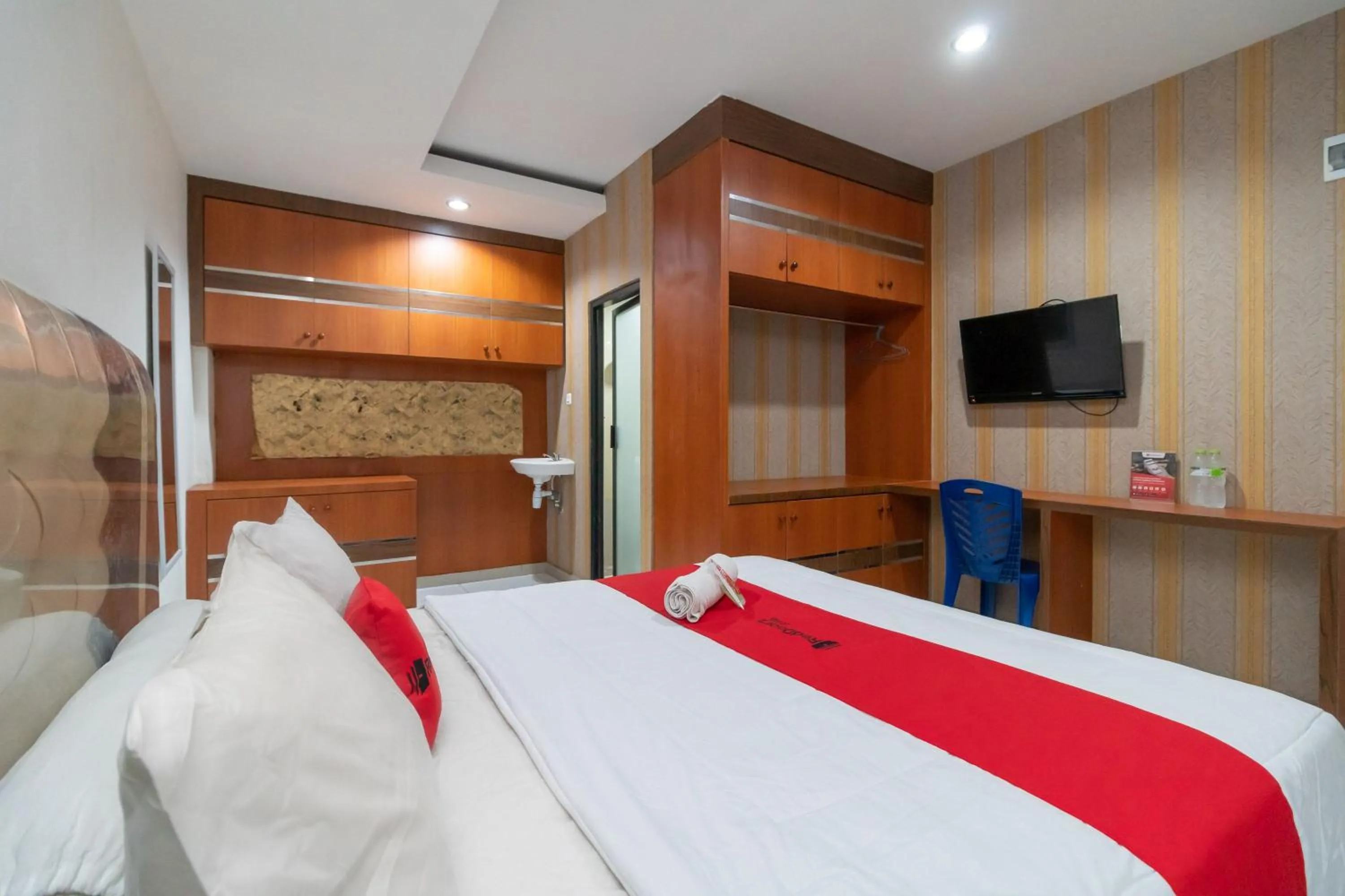 Bedroom, Bed in RedDoorz near RSIA Andini Pekanbaru