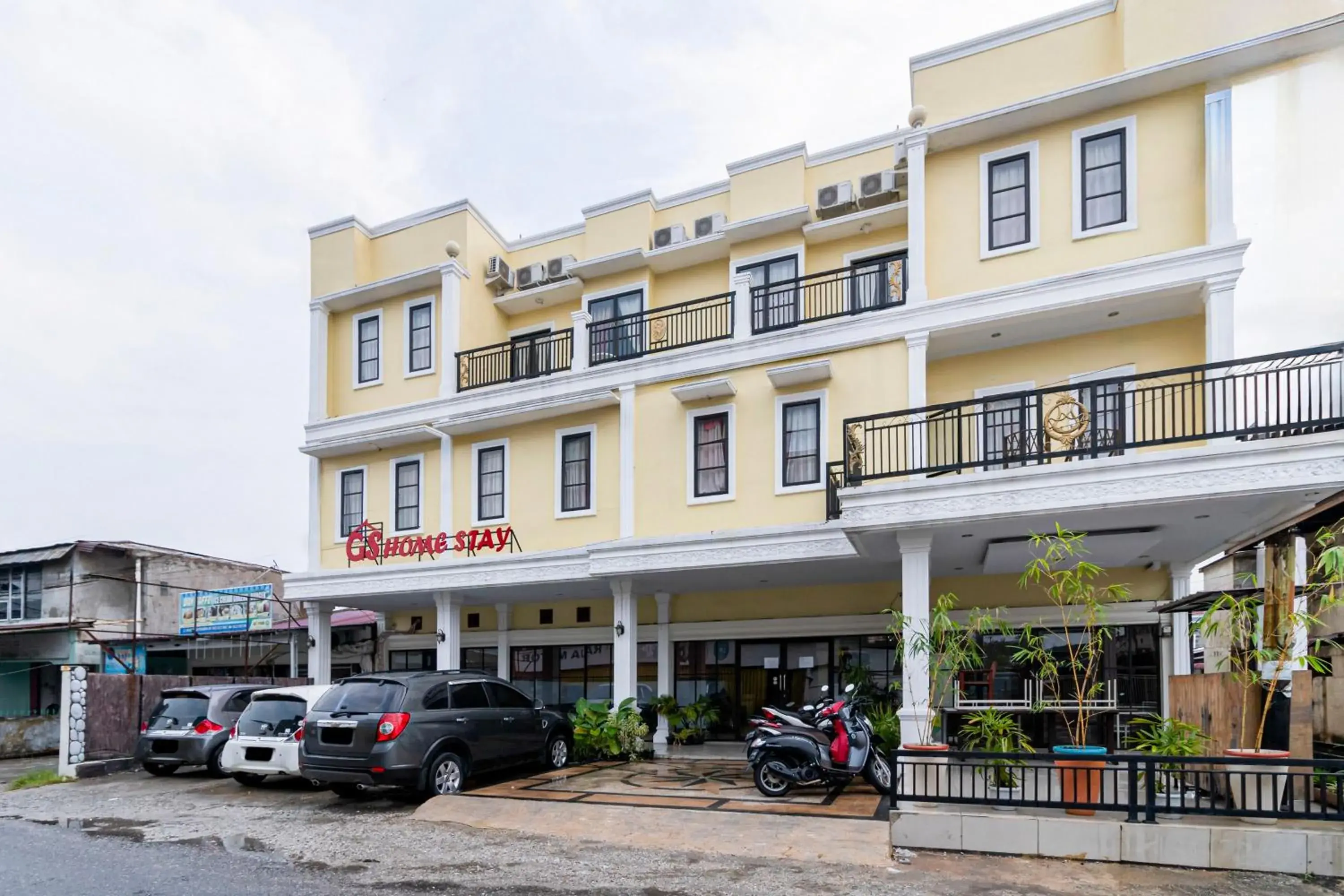 Facade/entrance in RedDoorz near RSIA Andini Pekanbaru Facade/entrance in RedDoorz near RSIA Andini Pekanbaru