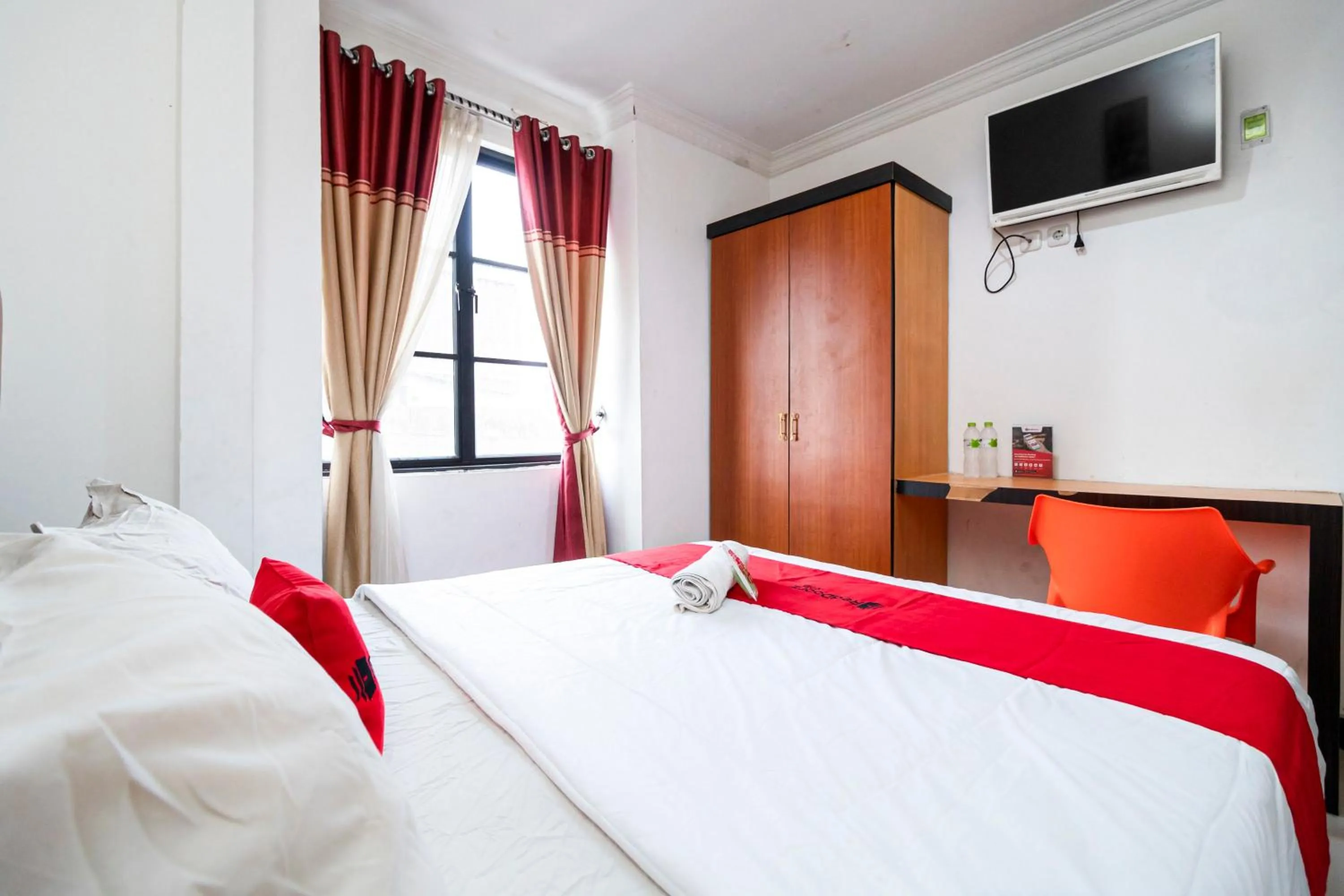 Bedroom, Bed in RedDoorz near RSIA Andini Pekanbaru