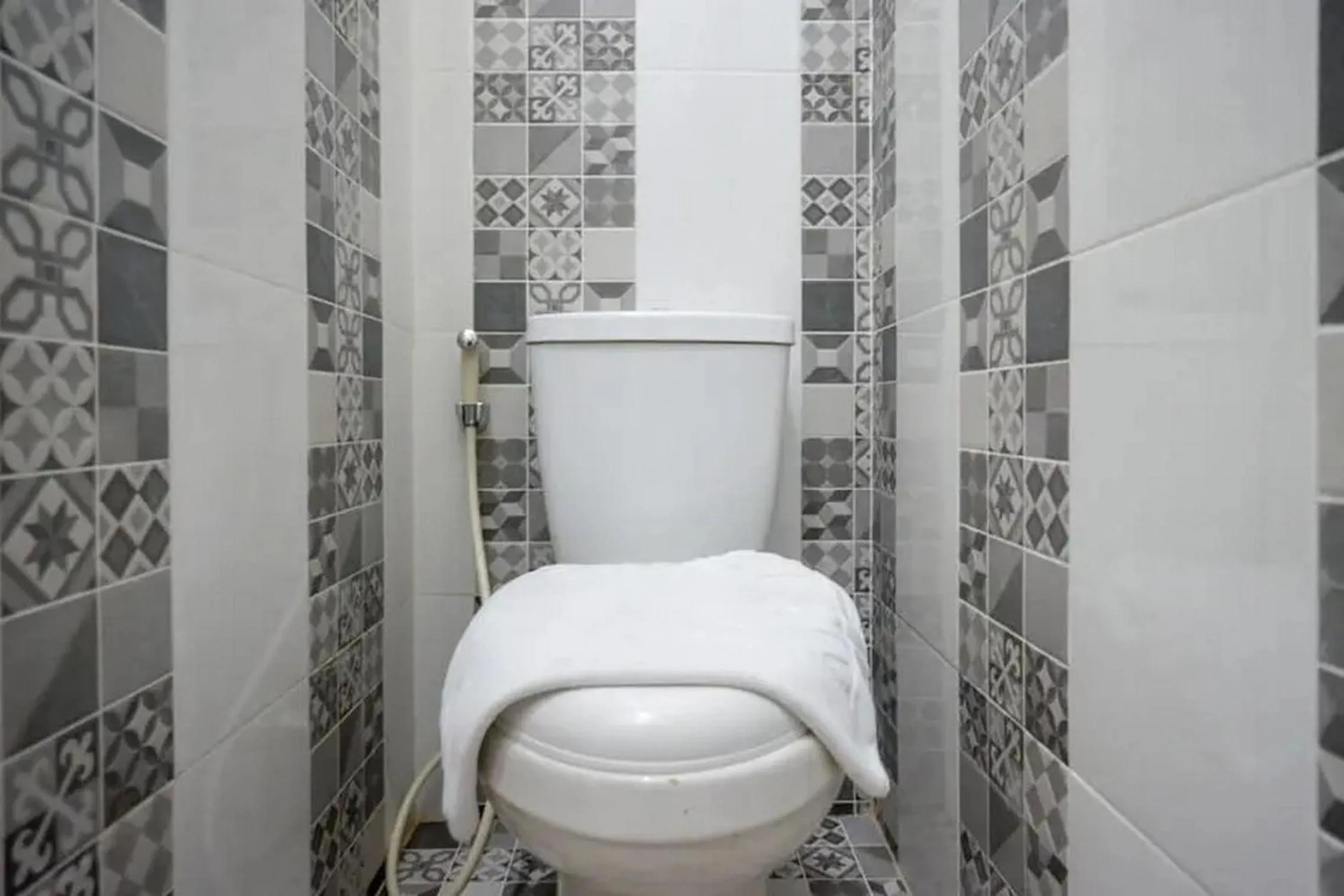 Bathroom in RedDoorz near Stasiun Purwosari