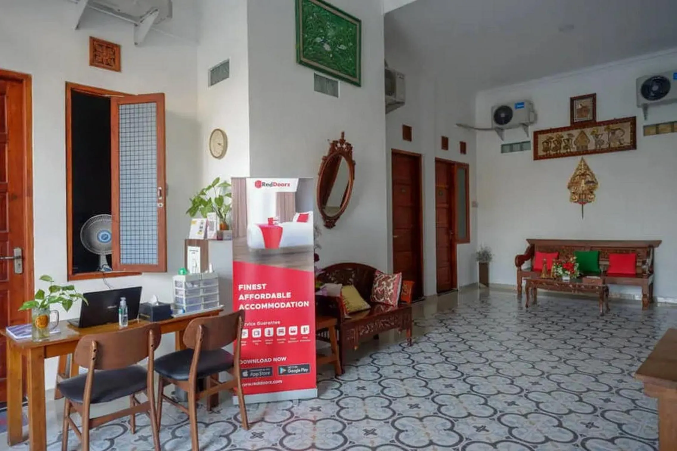 Lobby or reception in RedDoorz near Stasiun Purwosari