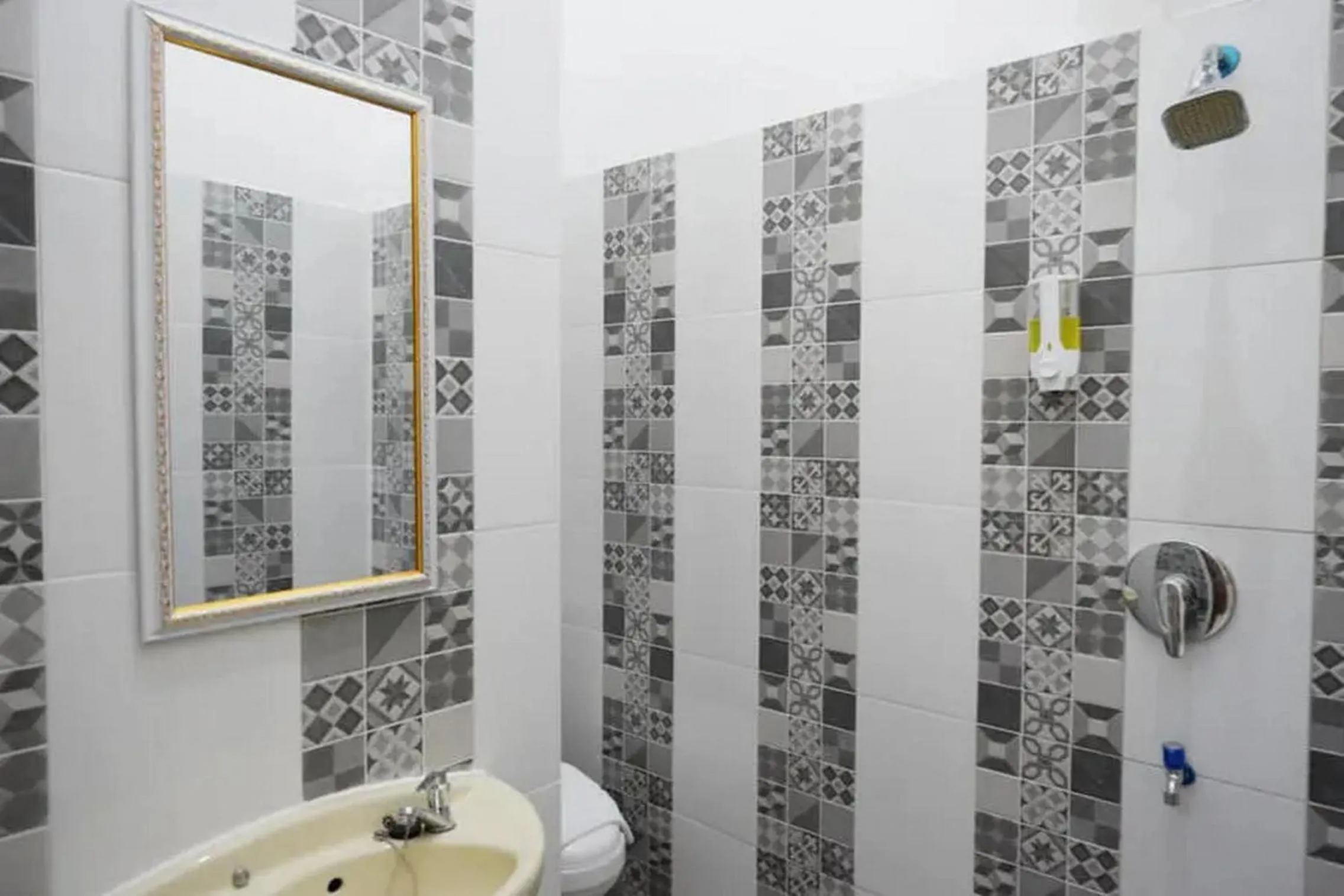 Bathroom in RedDoorz near Stasiun Purwosari