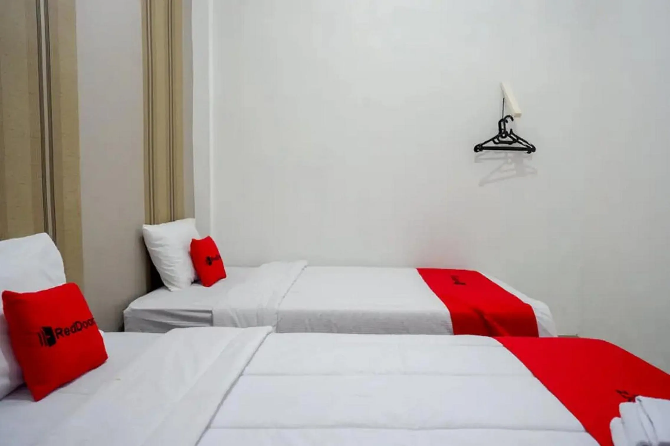 Bedroom, Bed in RedDoorz near Stasiun Purwosari