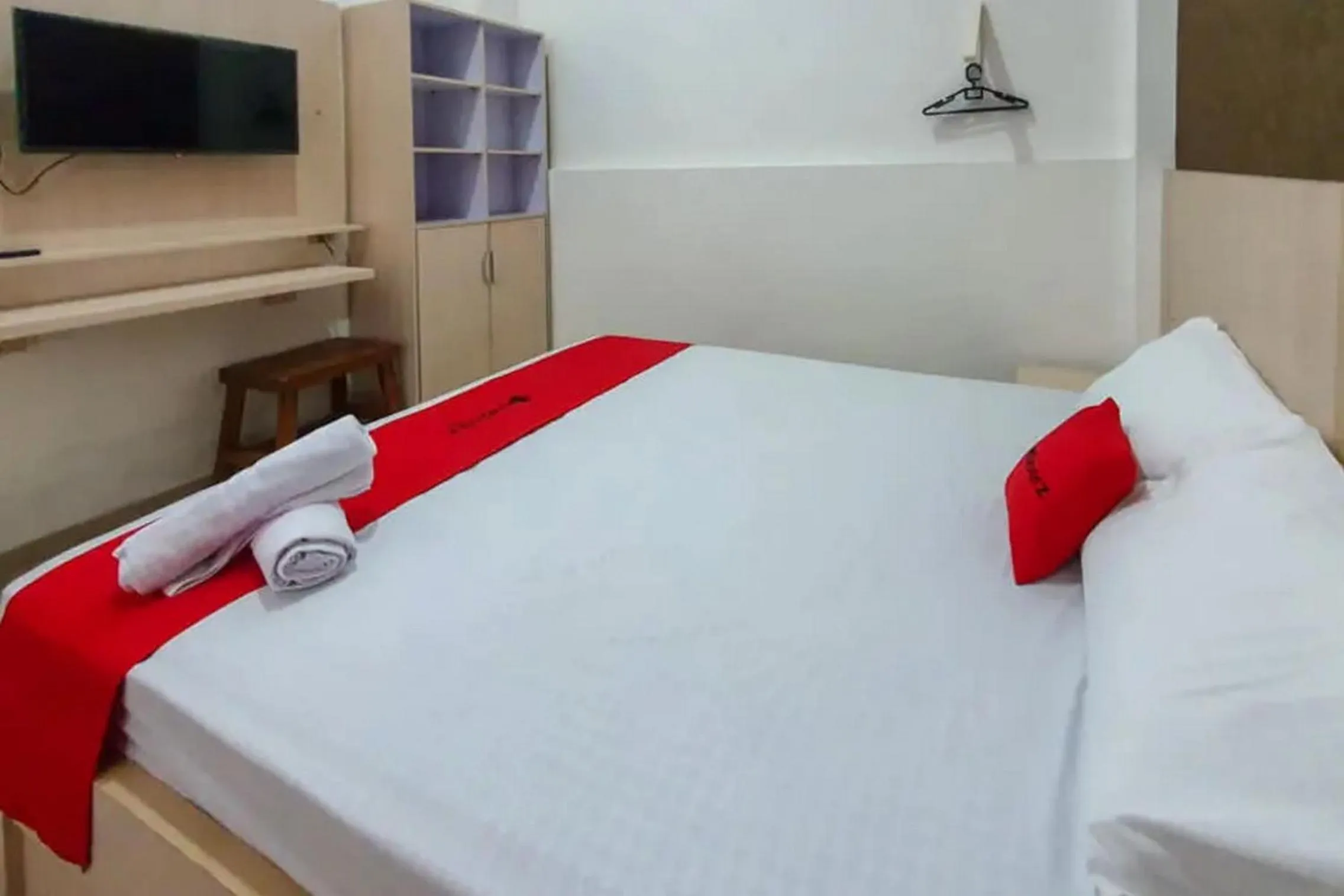 Bedroom, Bed in RedDoorz near Stasiun Purwosari