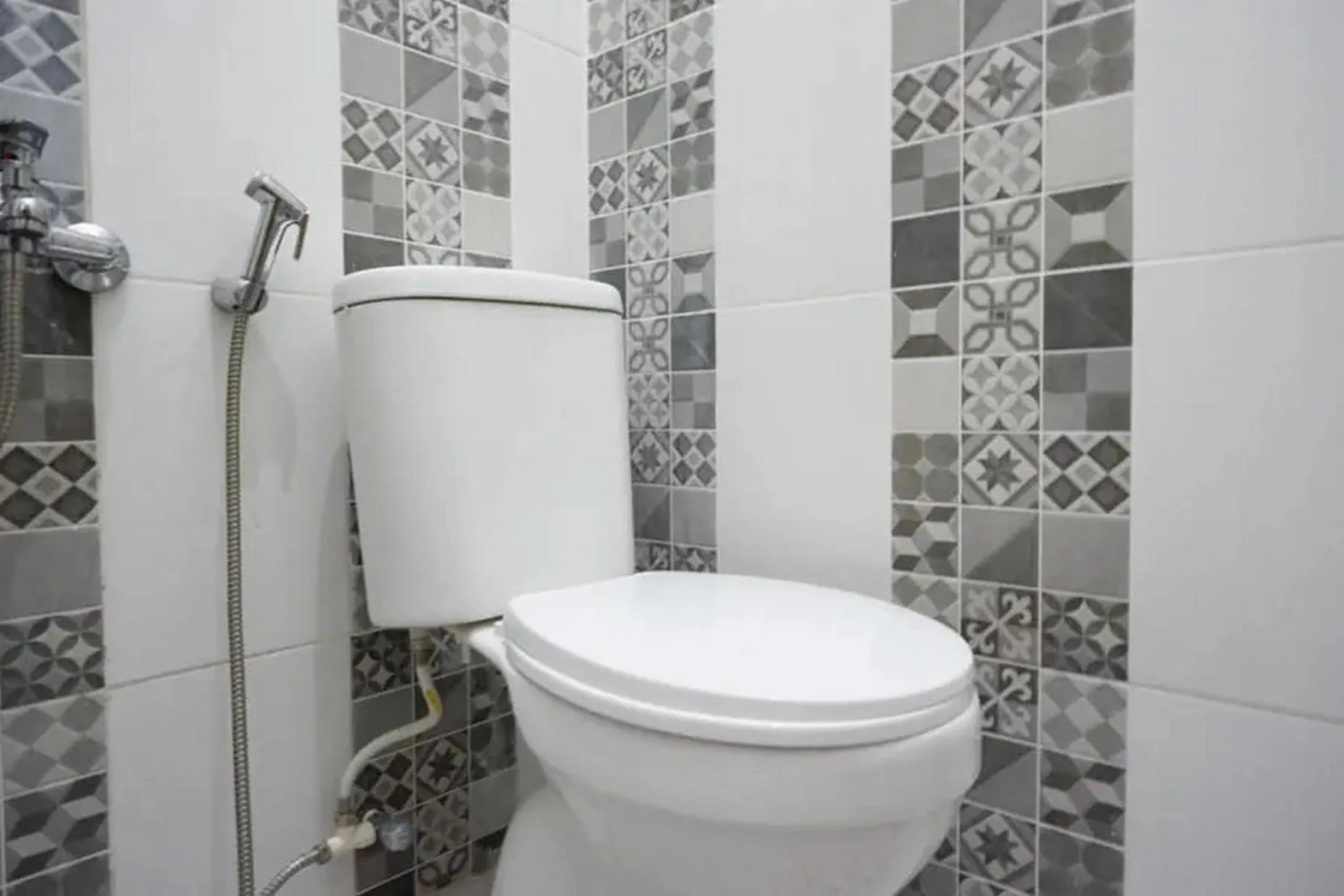 Bathroom in RedDoorz near Stasiun Purwosari