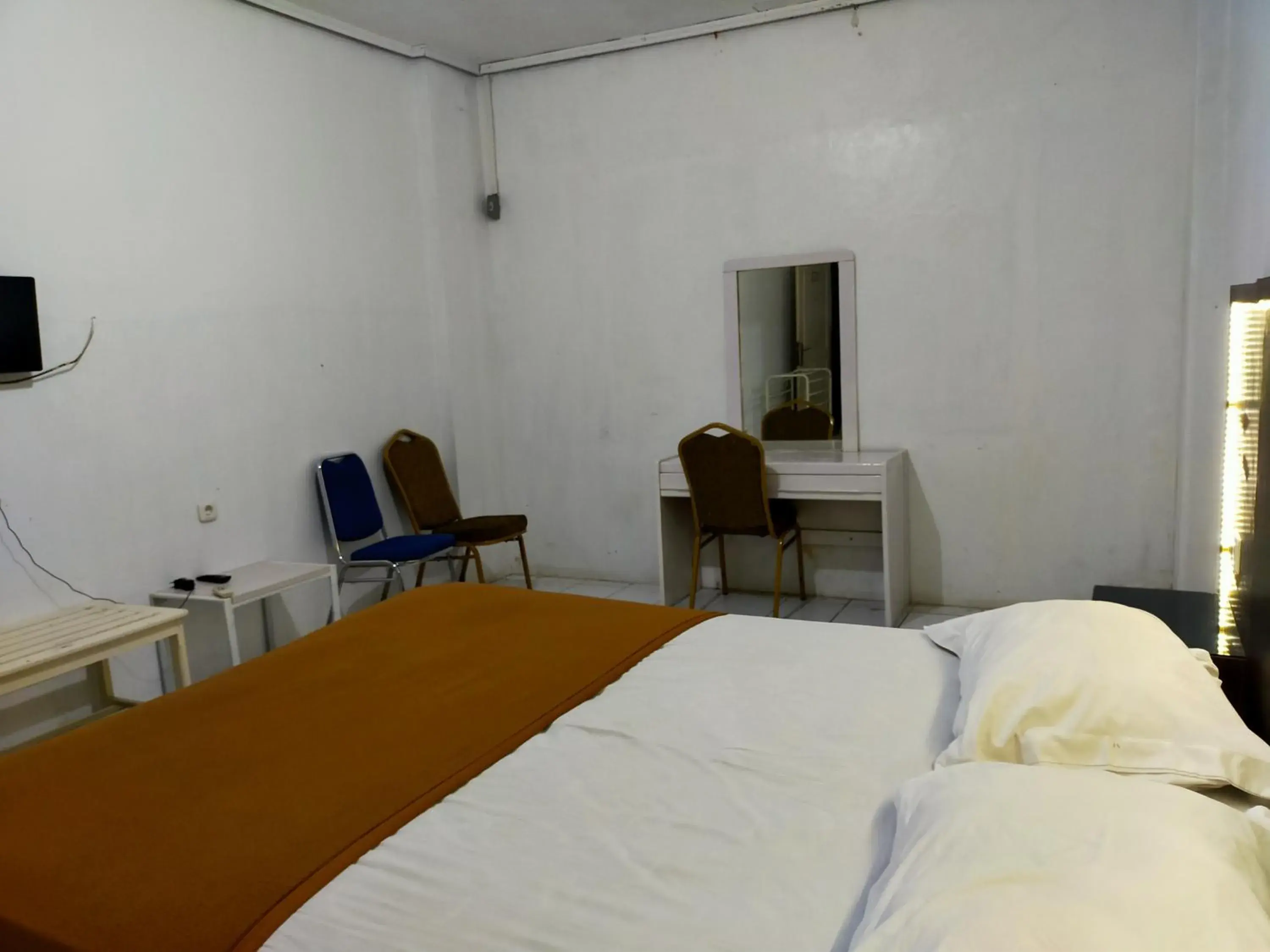 Bedroom, Bed in Hotel Nirwana Ternate RedPartner Bedroom, Bed in Hotel Nirwana Ternate RedPartner