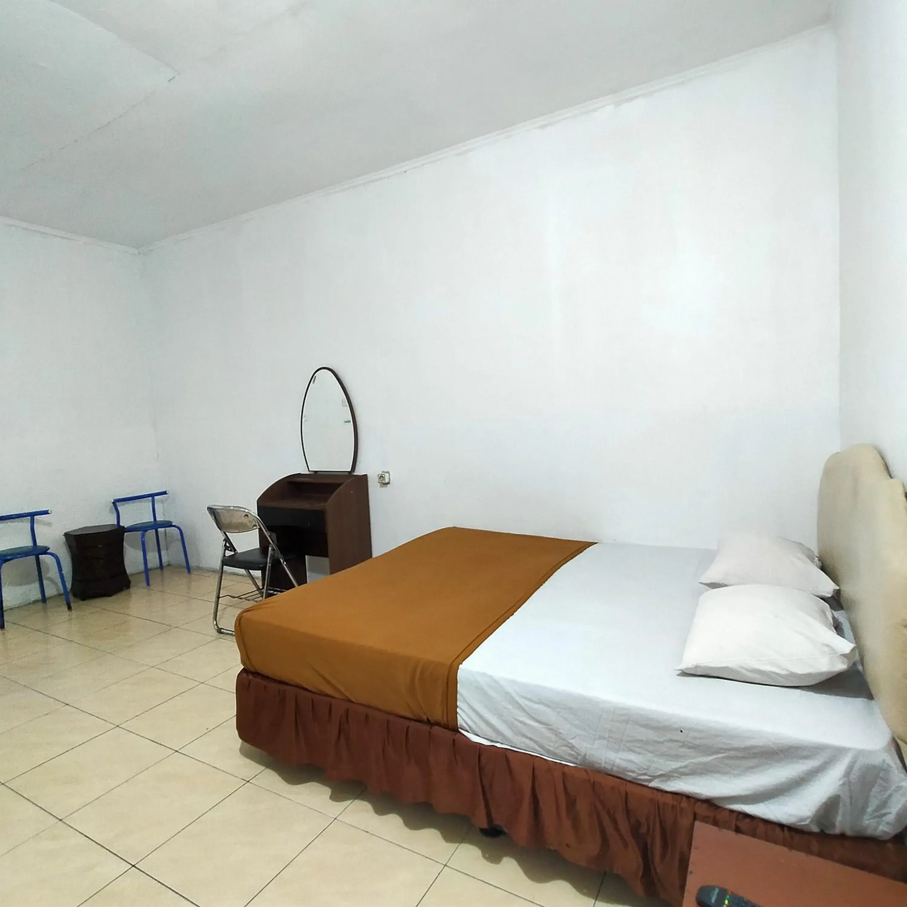 Bedroom, Bed in Hotel Nirwana Ternate RedPartner Bedroom, Bed in Hotel Nirwana Ternate RedPartner