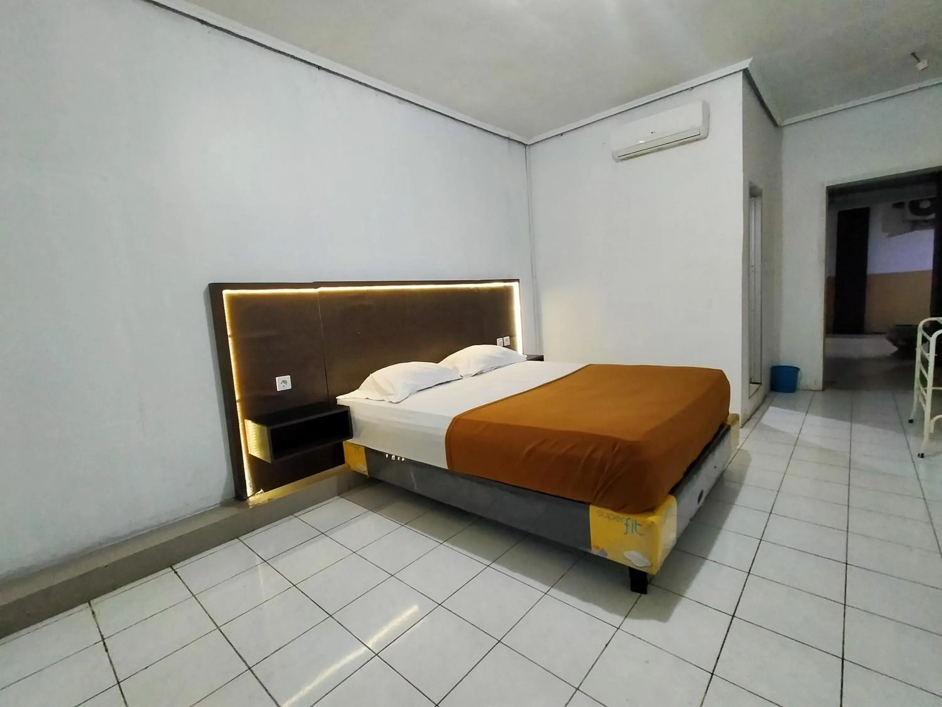 Bedroom, Bed in Hotel Nirwana Ternate RedPartner