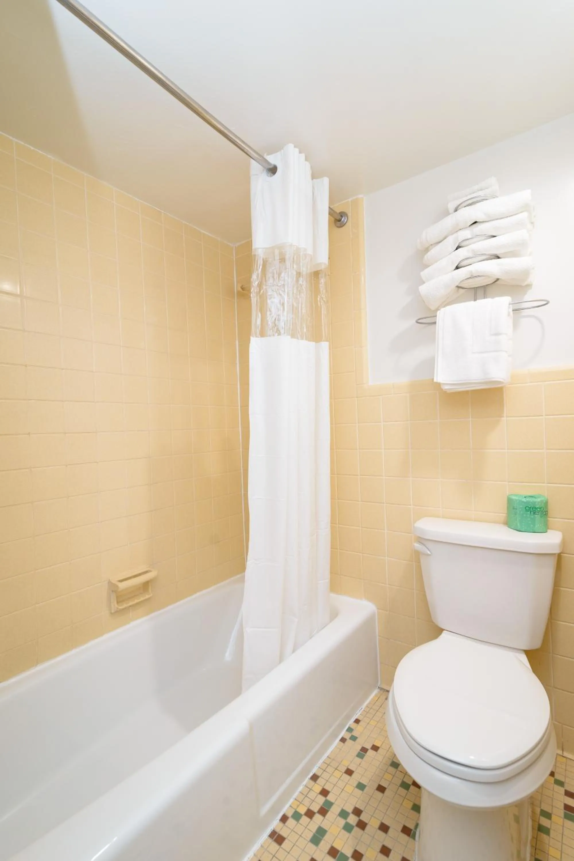 Shower in Heart of Manteo