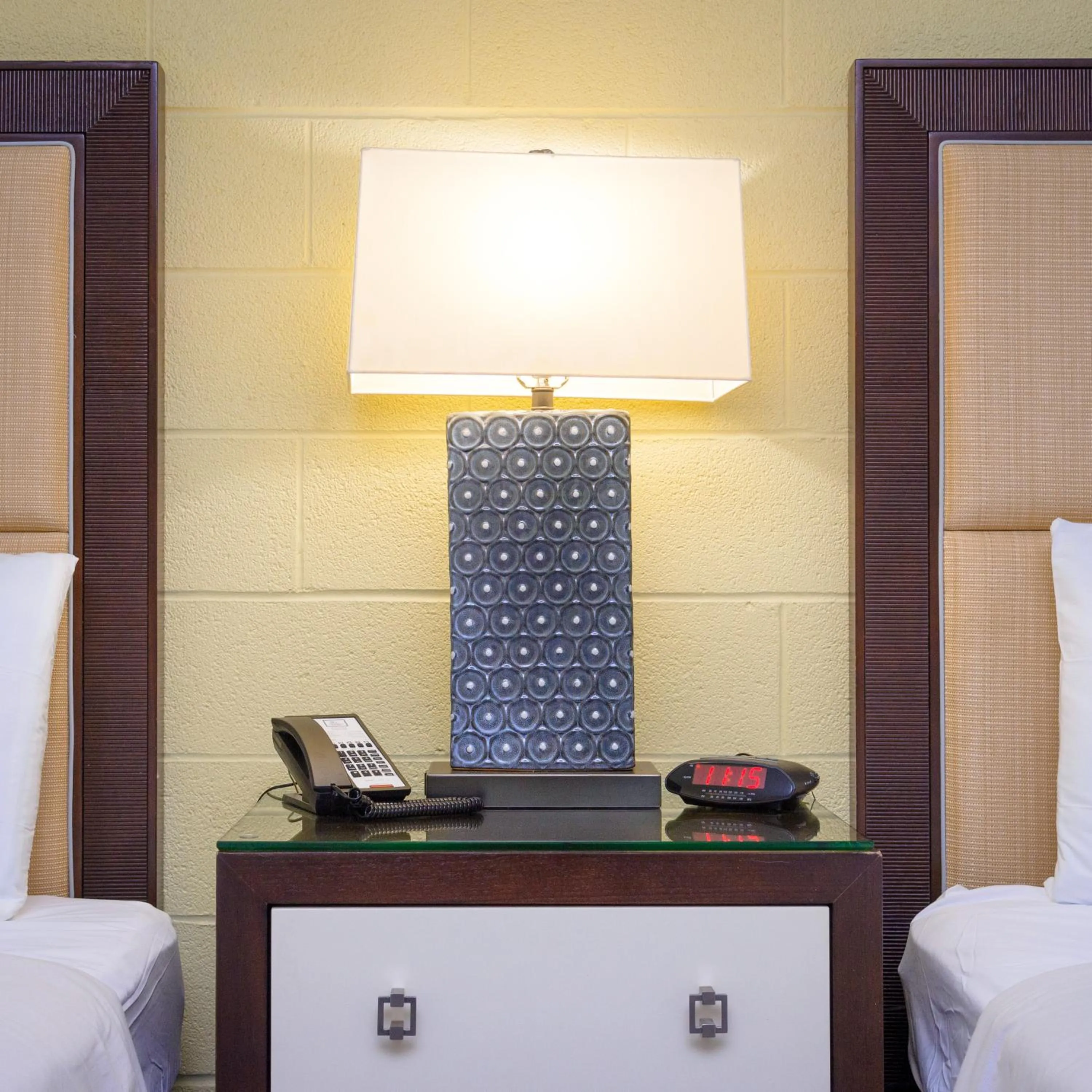 Living room, Bed in Heart of Manteo