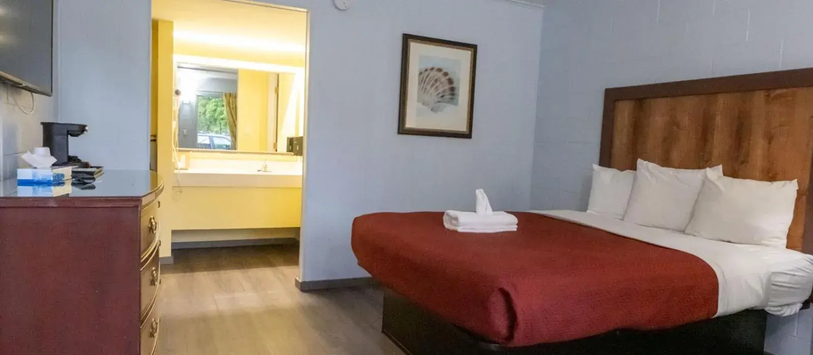 Bed in Heart of Manteo Bed in Heart of Manteo