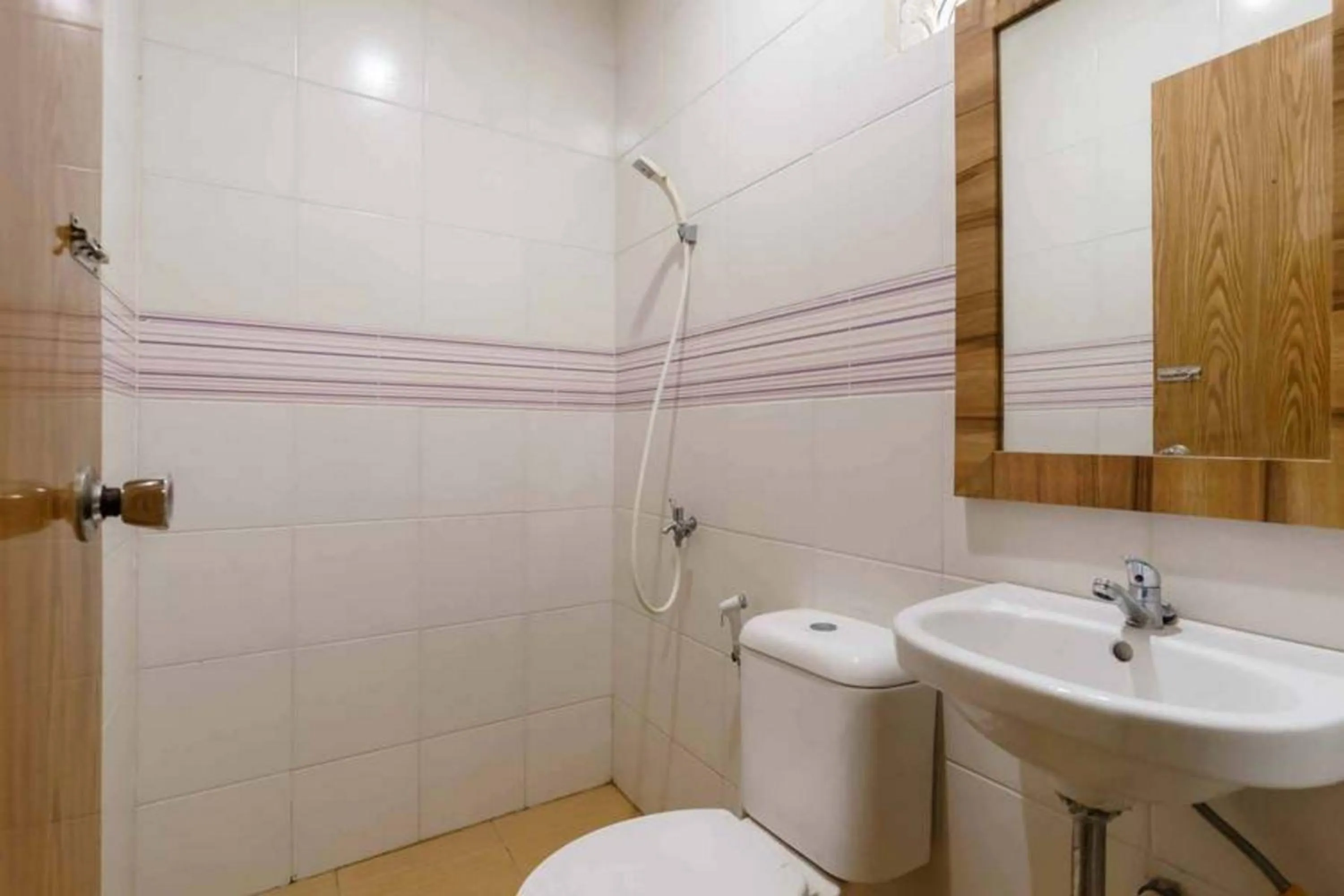 Bathroom in RedDoorz at Dwipa Wisata Hotel Lampung