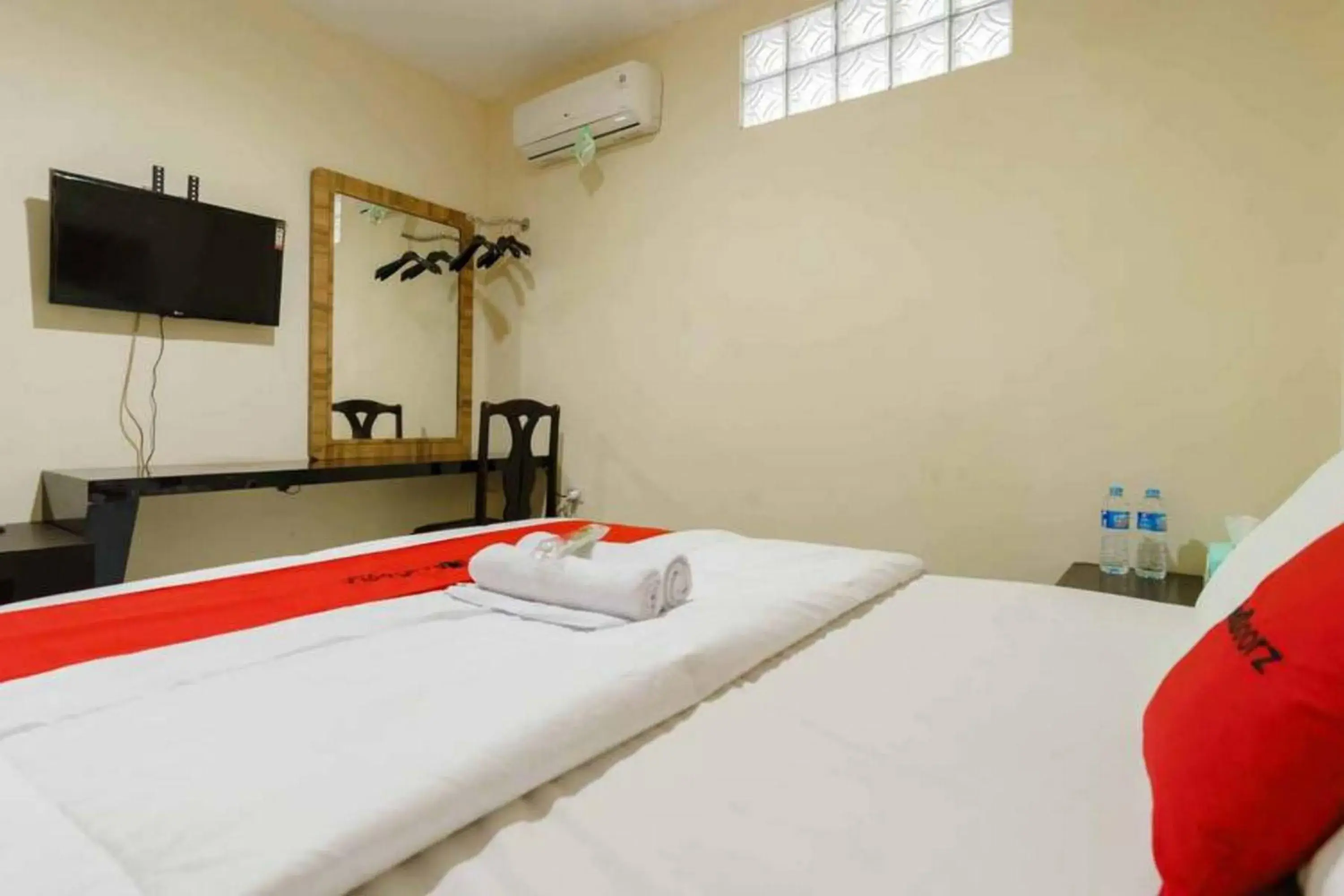 Bedroom, Bed in RedDoorz at Dwipa Wisata Hotel Lampung Bedroom, Bed in RedDoorz at Dwipa Wisata Hotel Lampung