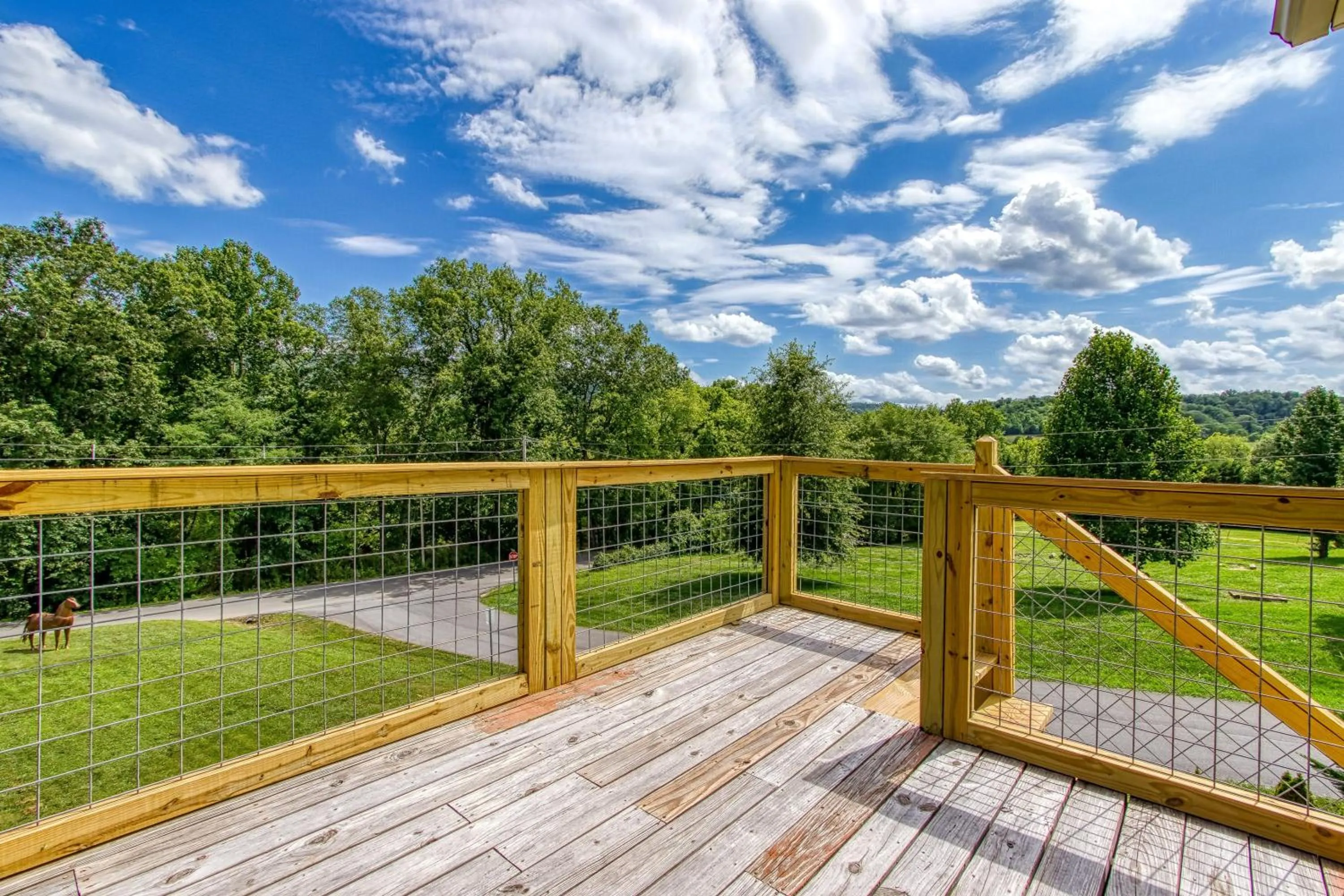 Day in Rustic River Lodge by HoneyBearCabins 7BR 6BA sleeps 21