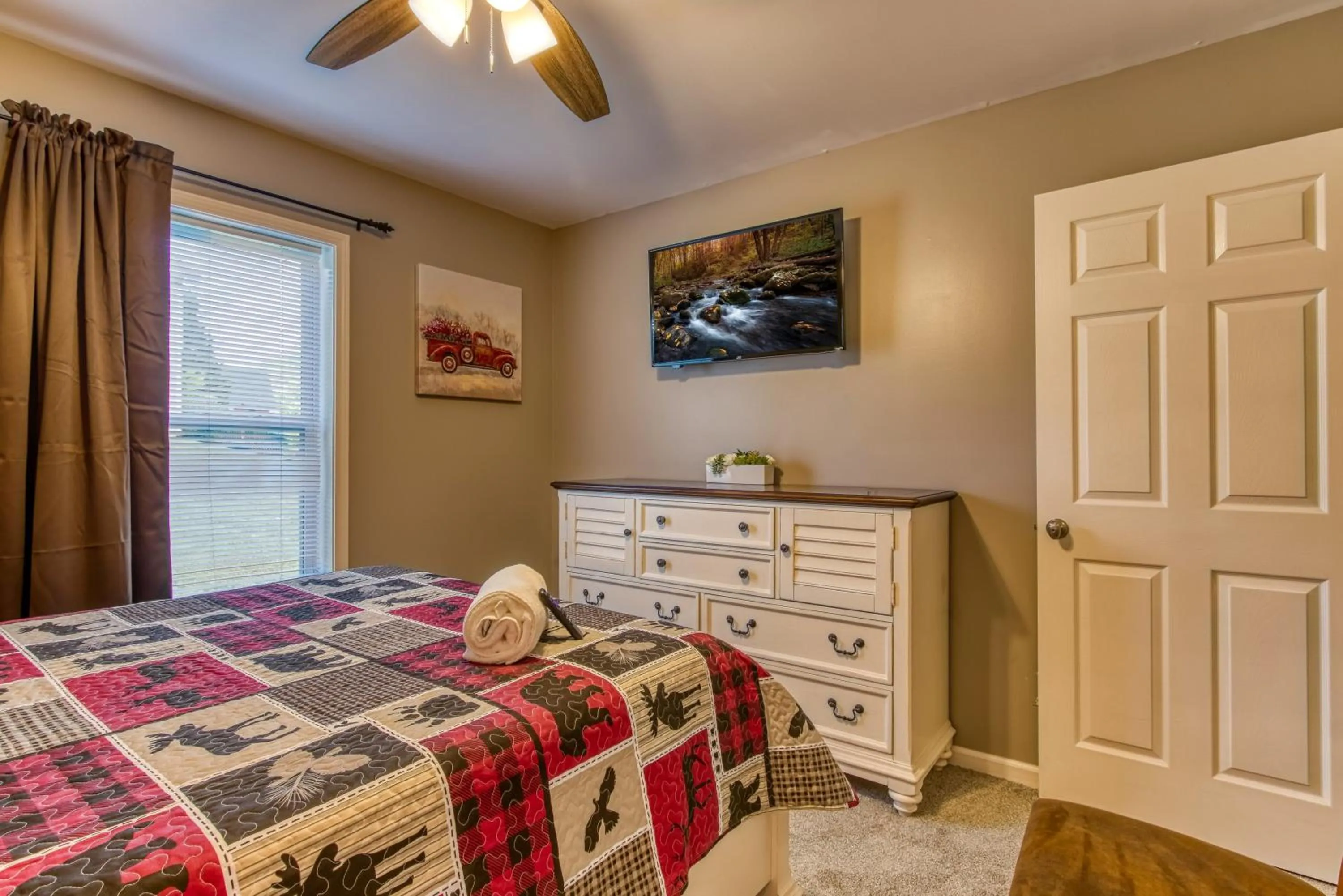 TV and multimedia, Bed in Rustic River Lodge by HoneyBearCabins 7BR 6BA sleeps 21