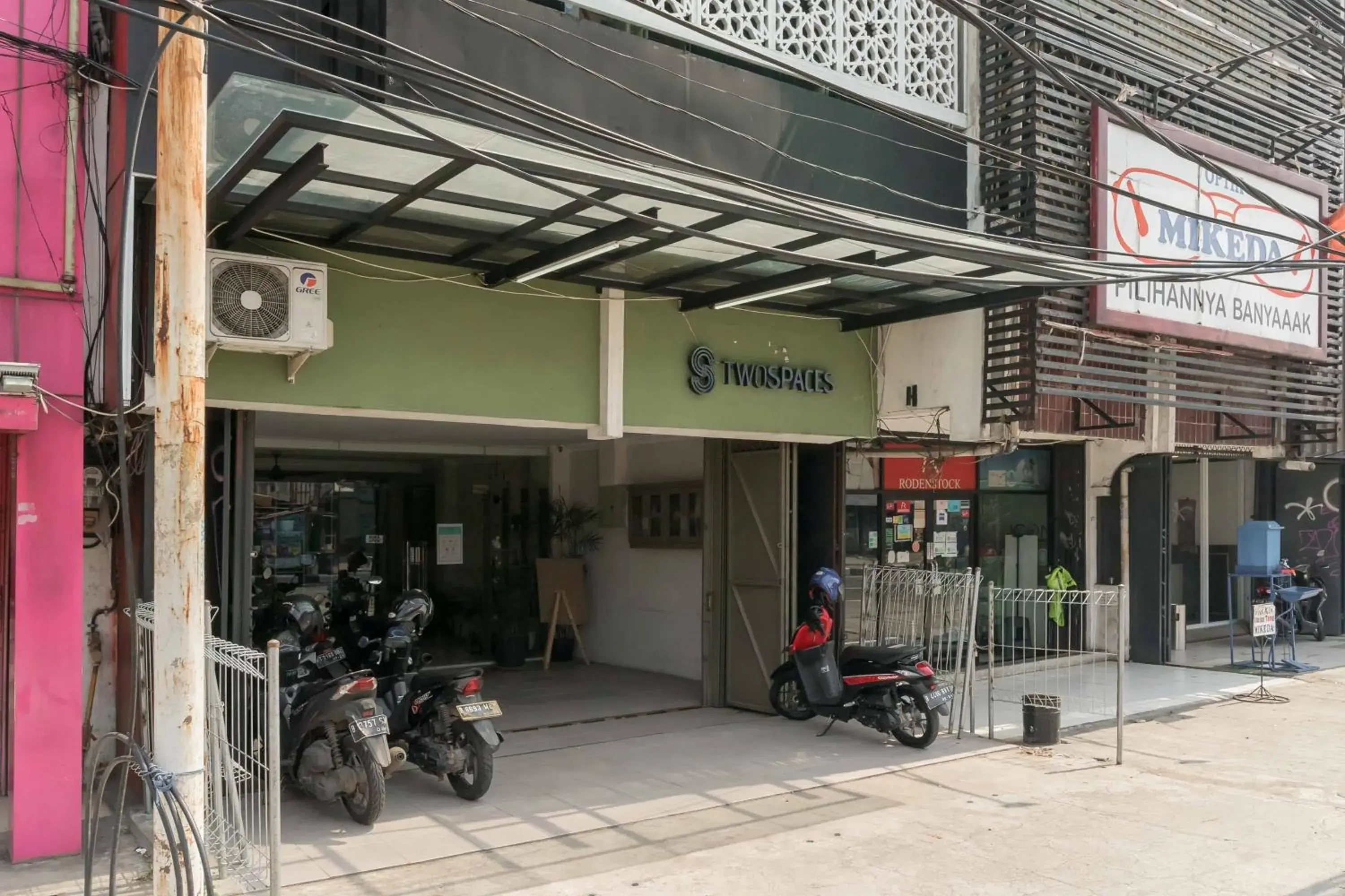 Facade/entrance in Elite Residence near UIN University Facade/entrance in Elite Residence near UIN University