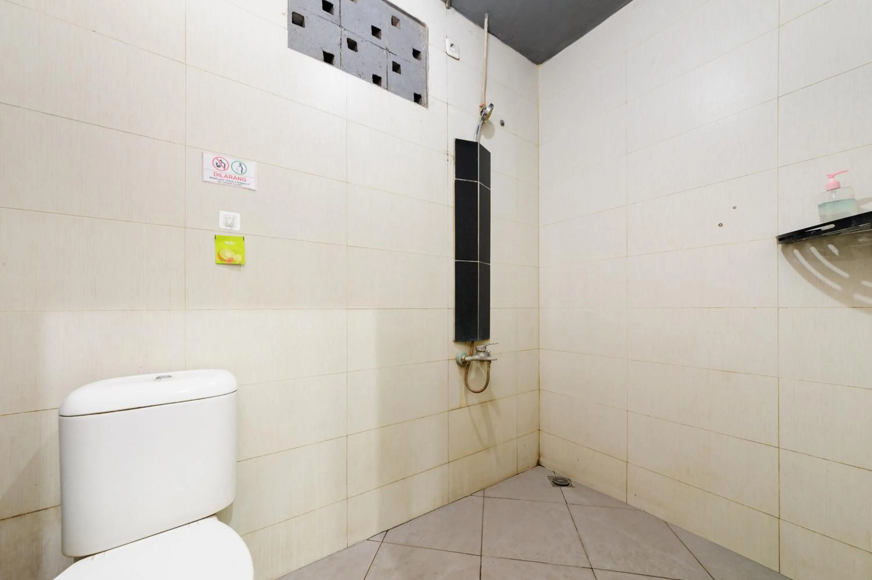 Bathroom in Urbanview Hotel Cianjur City Park by RedDoorz