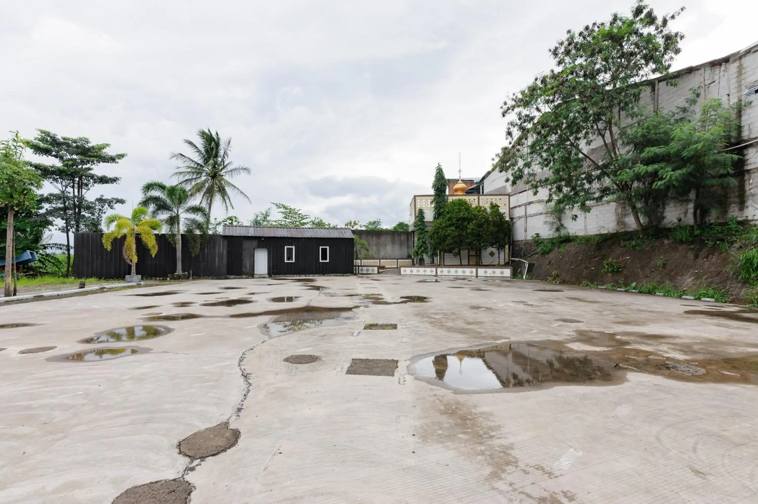 Property building in Urbanview Hotel Cianjur City Park by RedDoorz Property building in Urbanview Hotel Cianjur City Park by RedDoorz