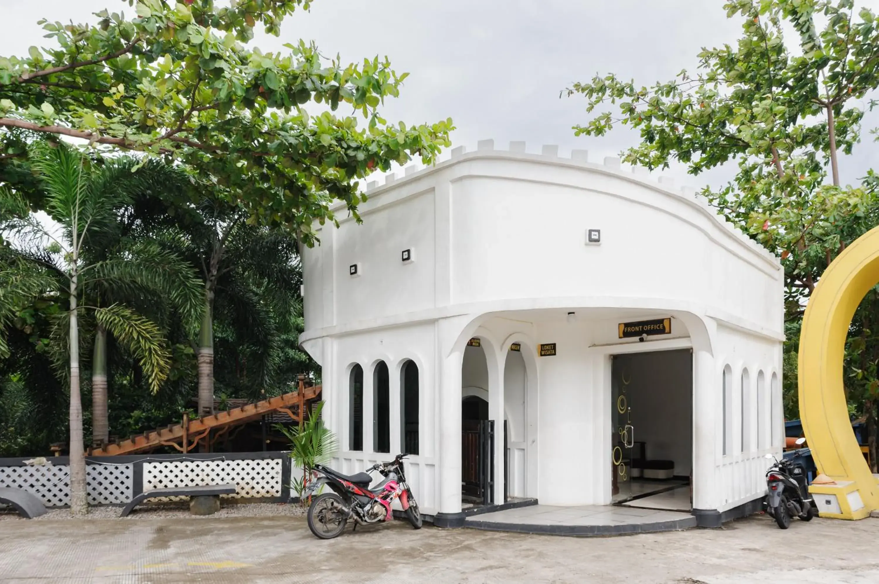 Facade/entrance in Urbanview Hotel Cianjur City Park by RedDoorz Facade/entrance in Urbanview Hotel Cianjur City Park by RedDoorz