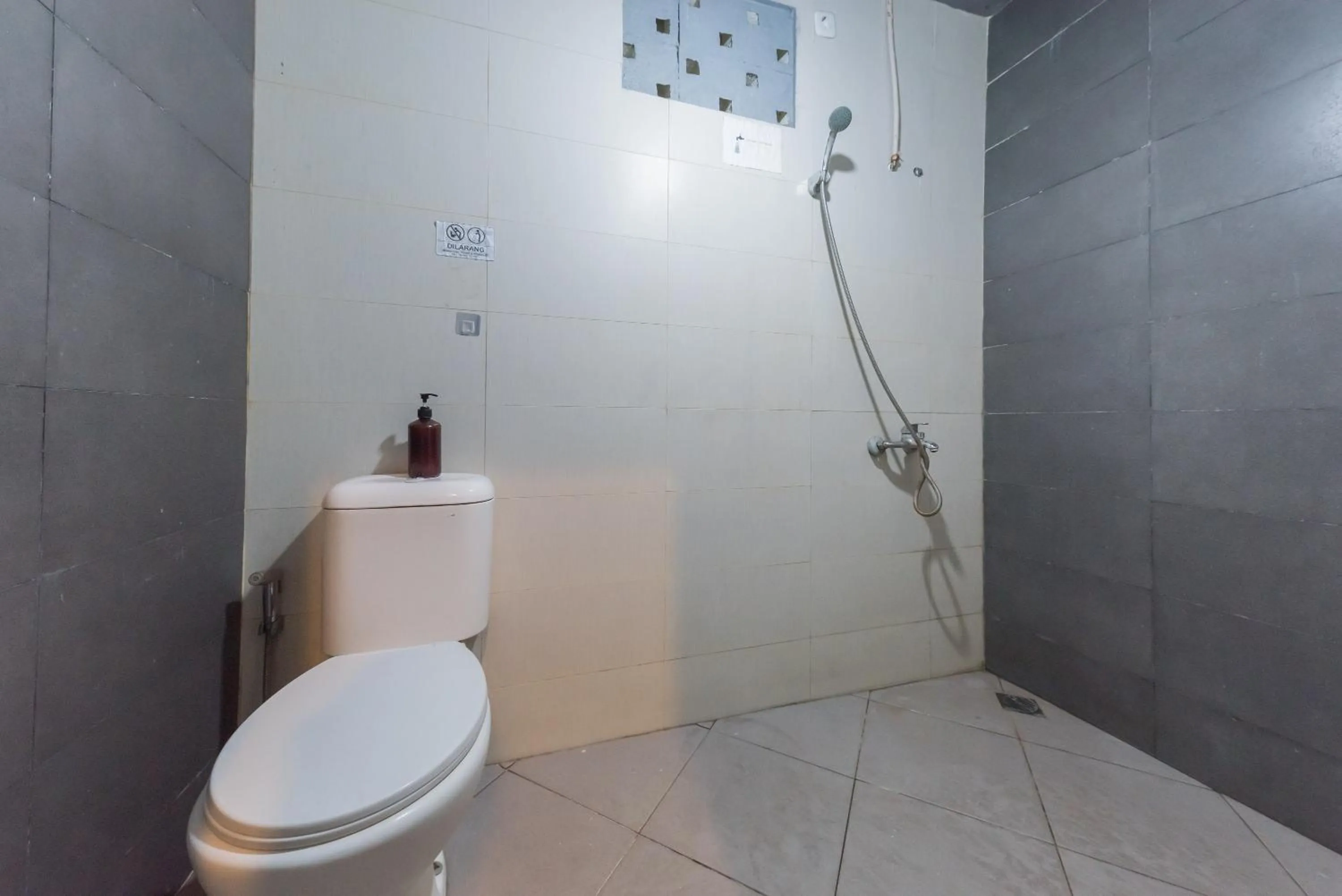 Bathroom in Urbanview Hotel Cianjur City Park by RedDoorz