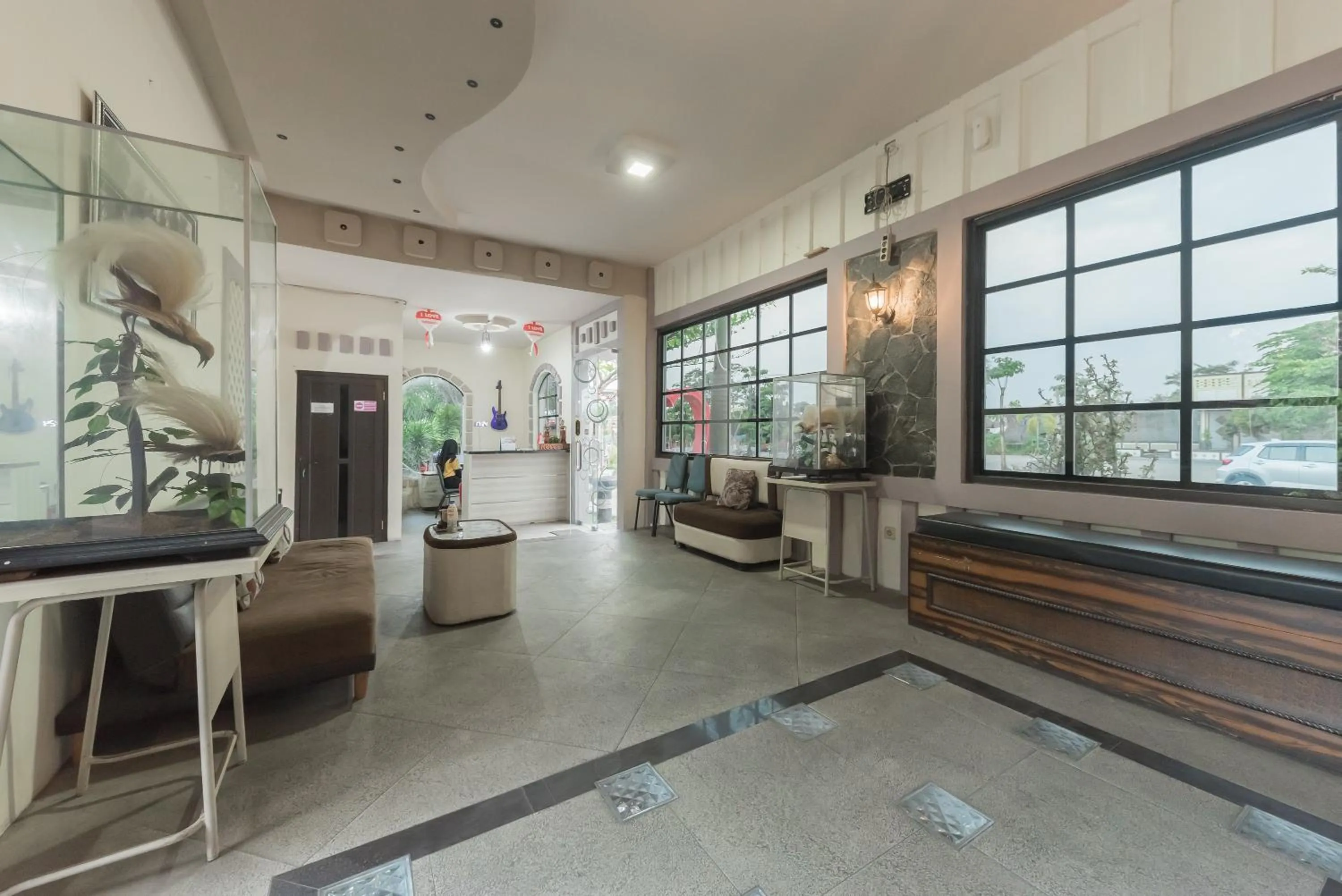 Seating area in Urbanview Hotel Cianjur City Park by RedDoorz