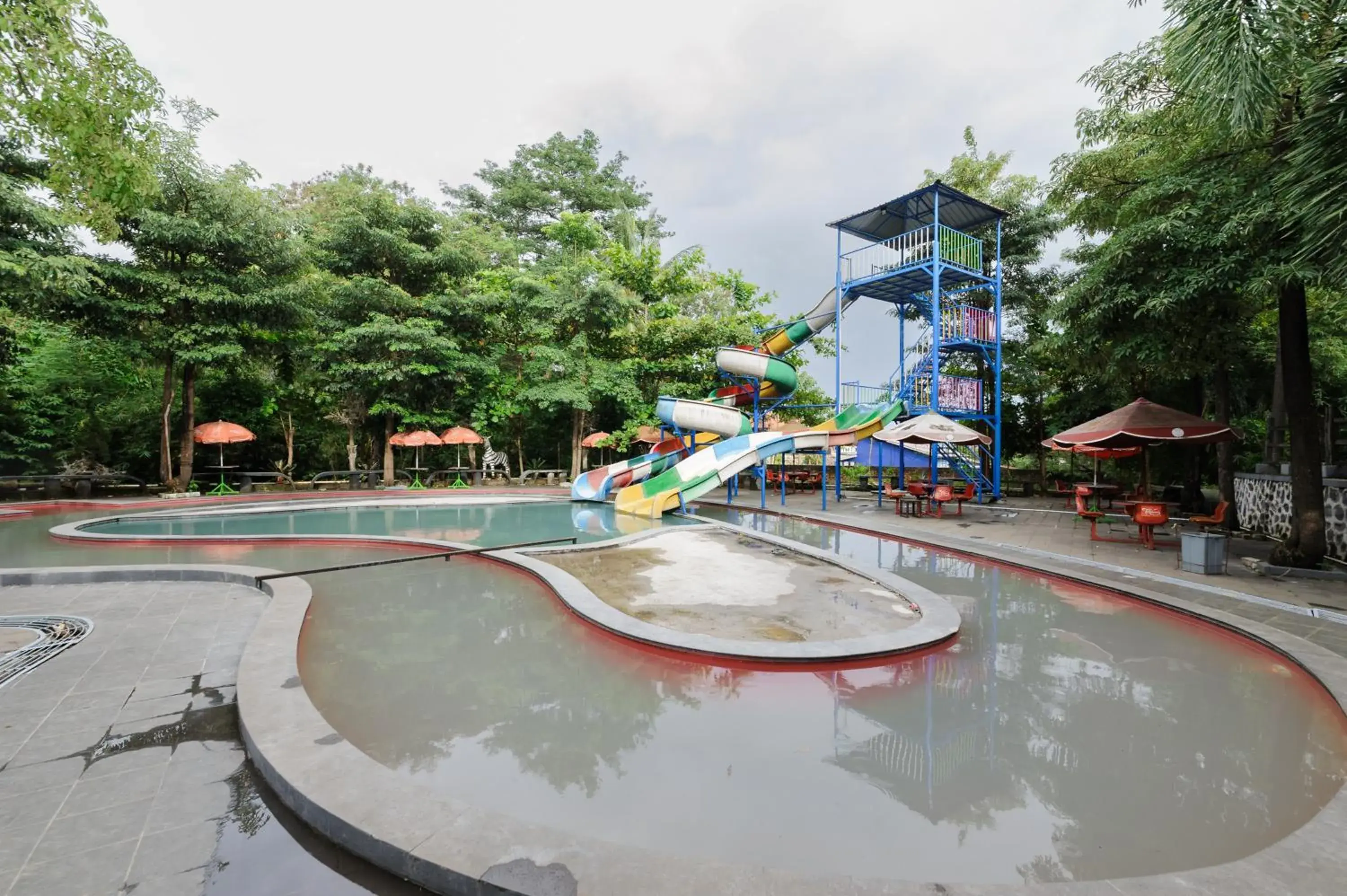 Swimming pool in Urbanview Hotel Cianjur City Park by RedDoorz Swimming pool in Urbanview Hotel Cianjur City Park by RedDoorz
