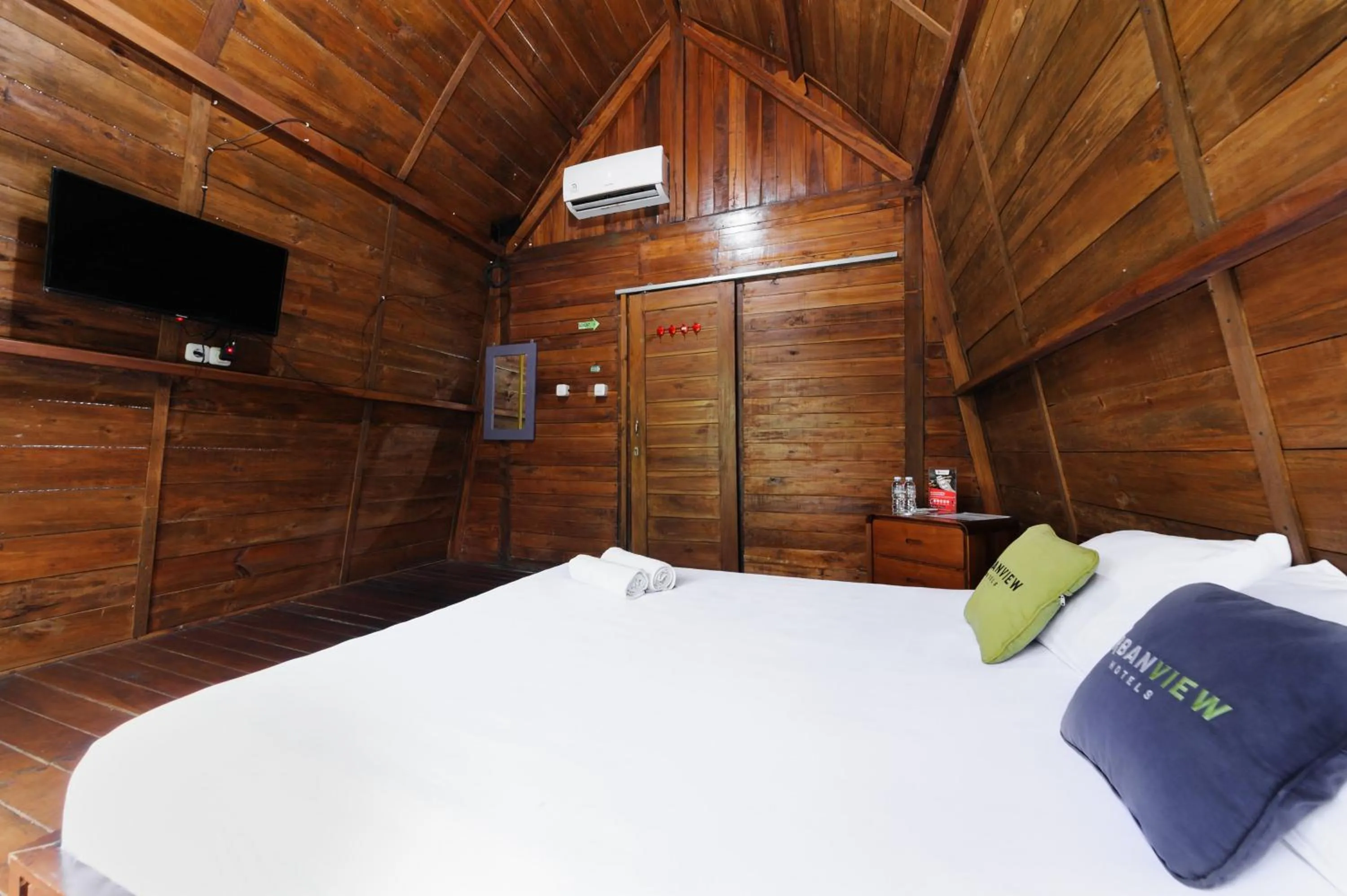 Bedroom, Bed in Urbanview Hotel Cianjur City Park by RedDoorz