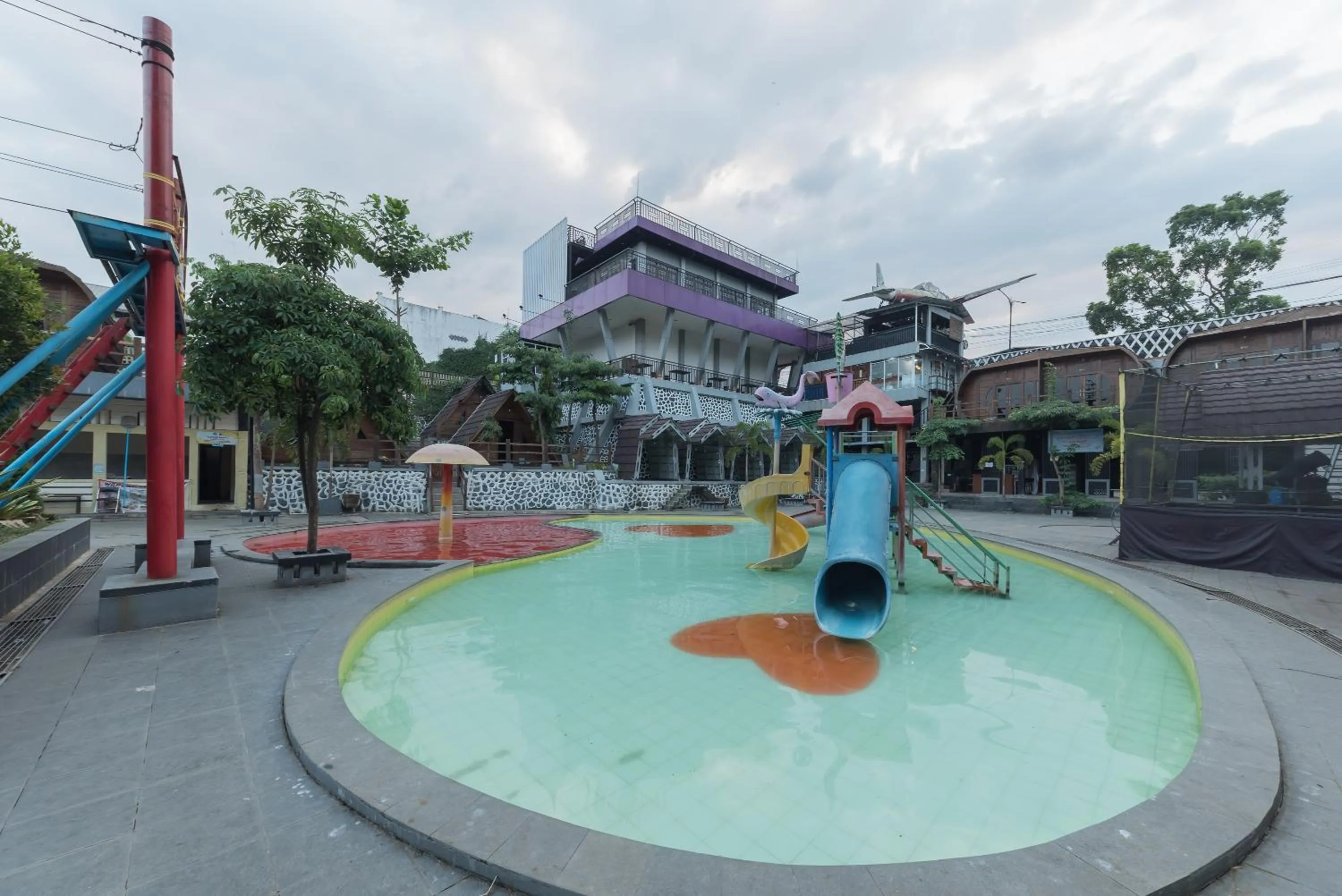 Swimming pool in Urbanview Hotel Cianjur City Park by RedDoorz