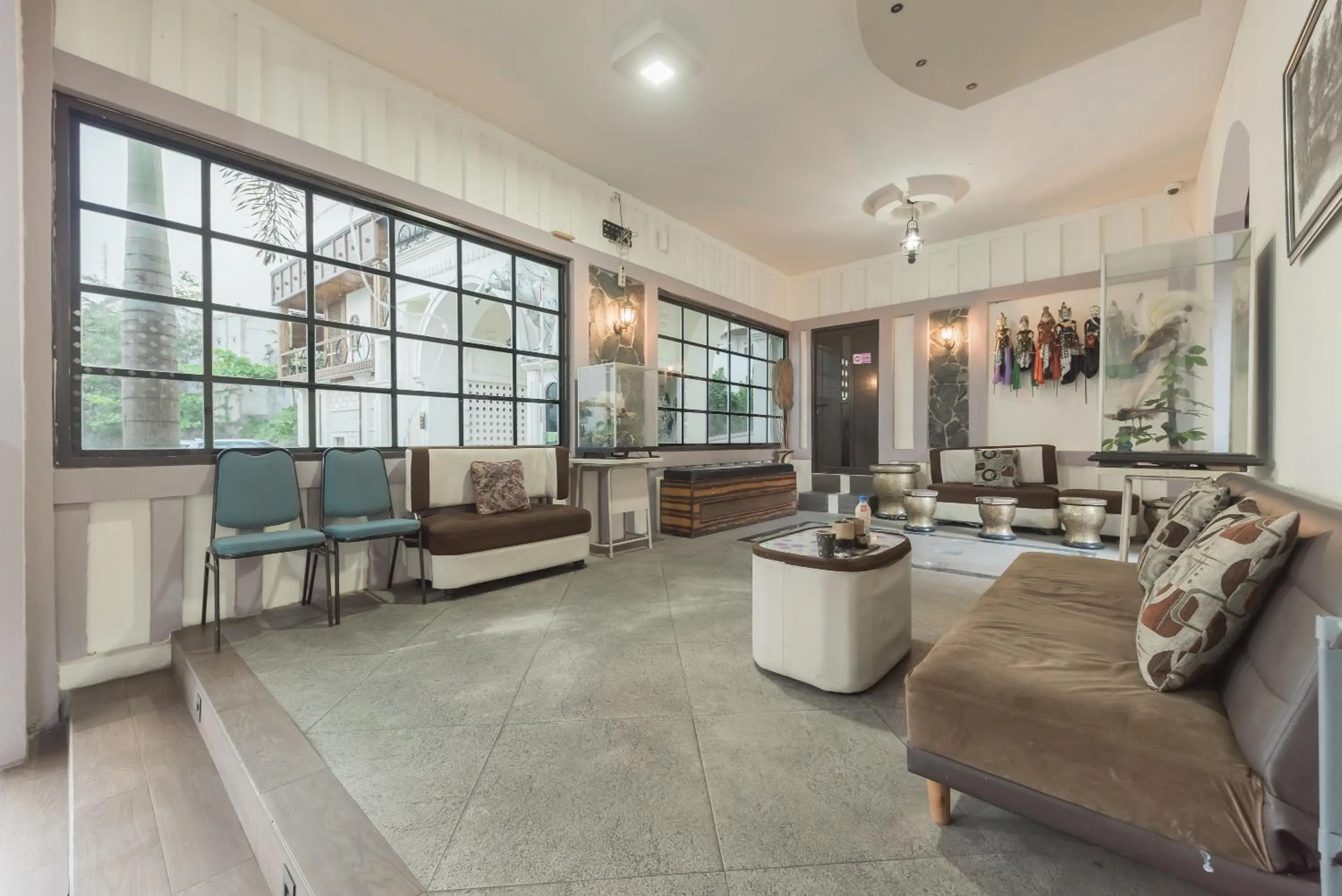 Seating area in Urbanview Hotel Cianjur City Park by RedDoorz