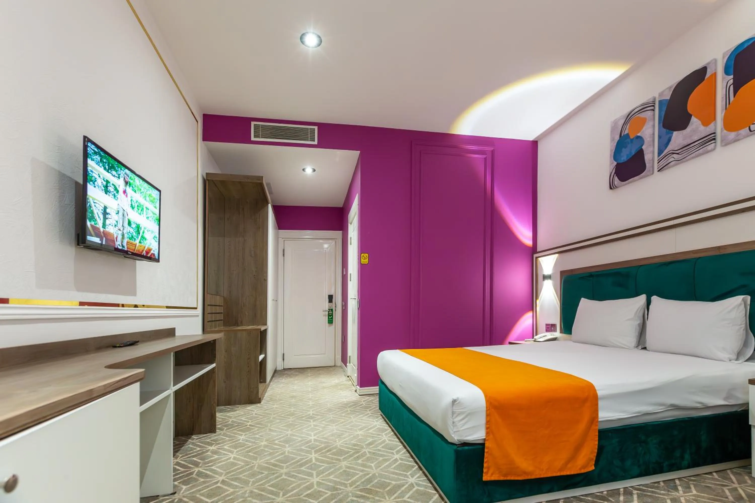 Communal lounge/ TV room, Bed in ALBA HOTEL & SPA