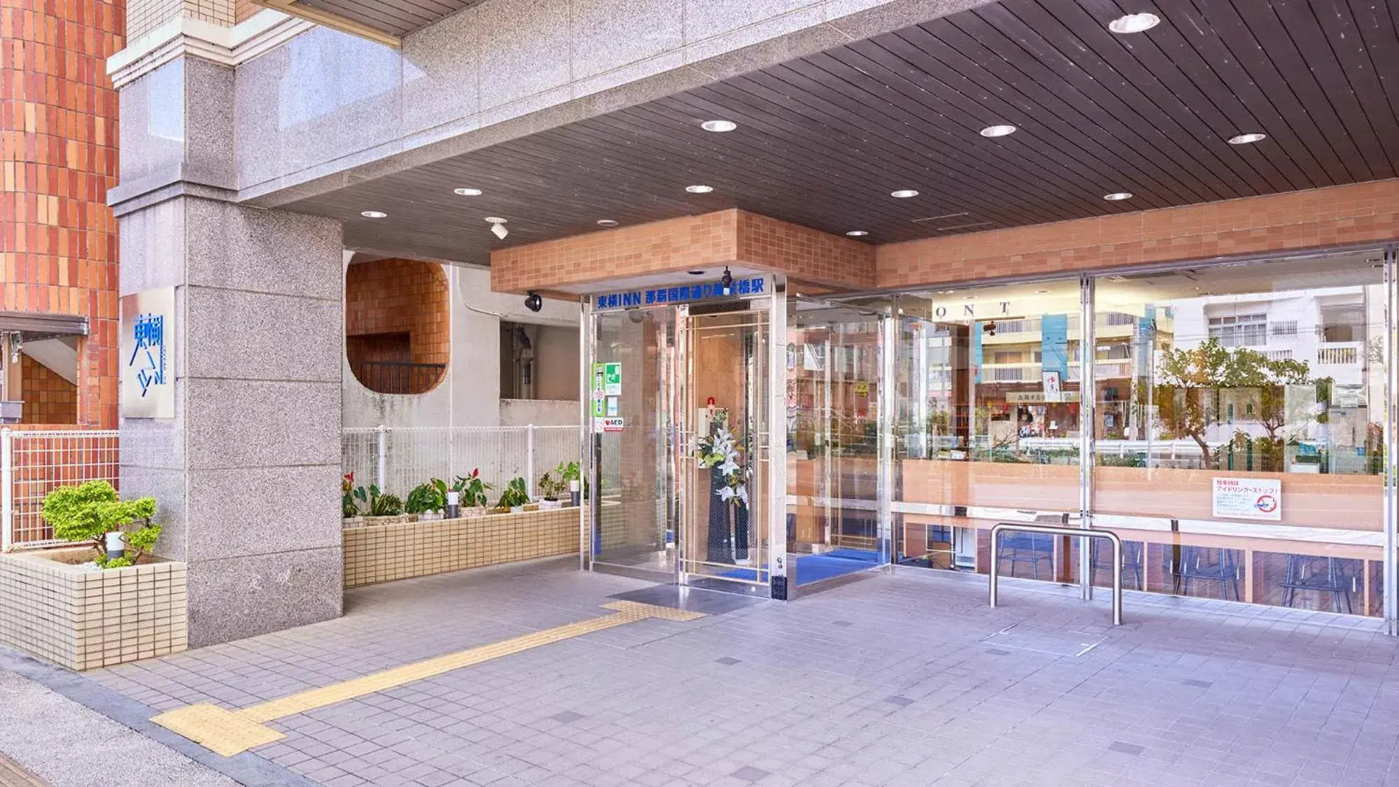 Facade/entrance in Toyoko Inn Okinawa Naha Kokusai-dori Miebashi-eki Facade/entrance in Toyoko Inn Okinawa Naha Kokusai-dori Miebashi-eki