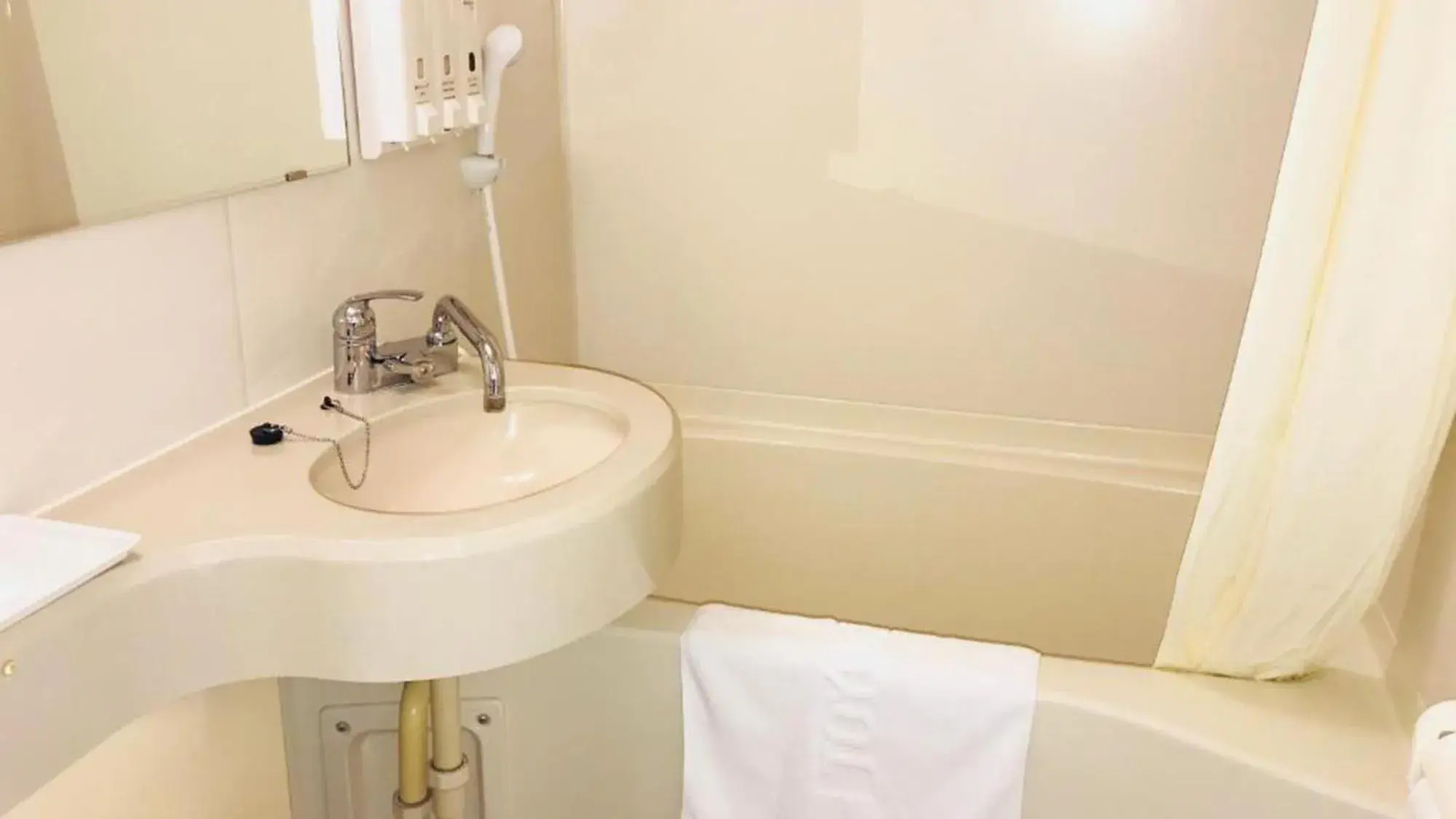 Bathroom in Toyoko Inn Okinawa Naha Kokusai-dori Miebashi-eki Bathroom in Toyoko Inn Okinawa Naha Kokusai-dori Miebashi-eki