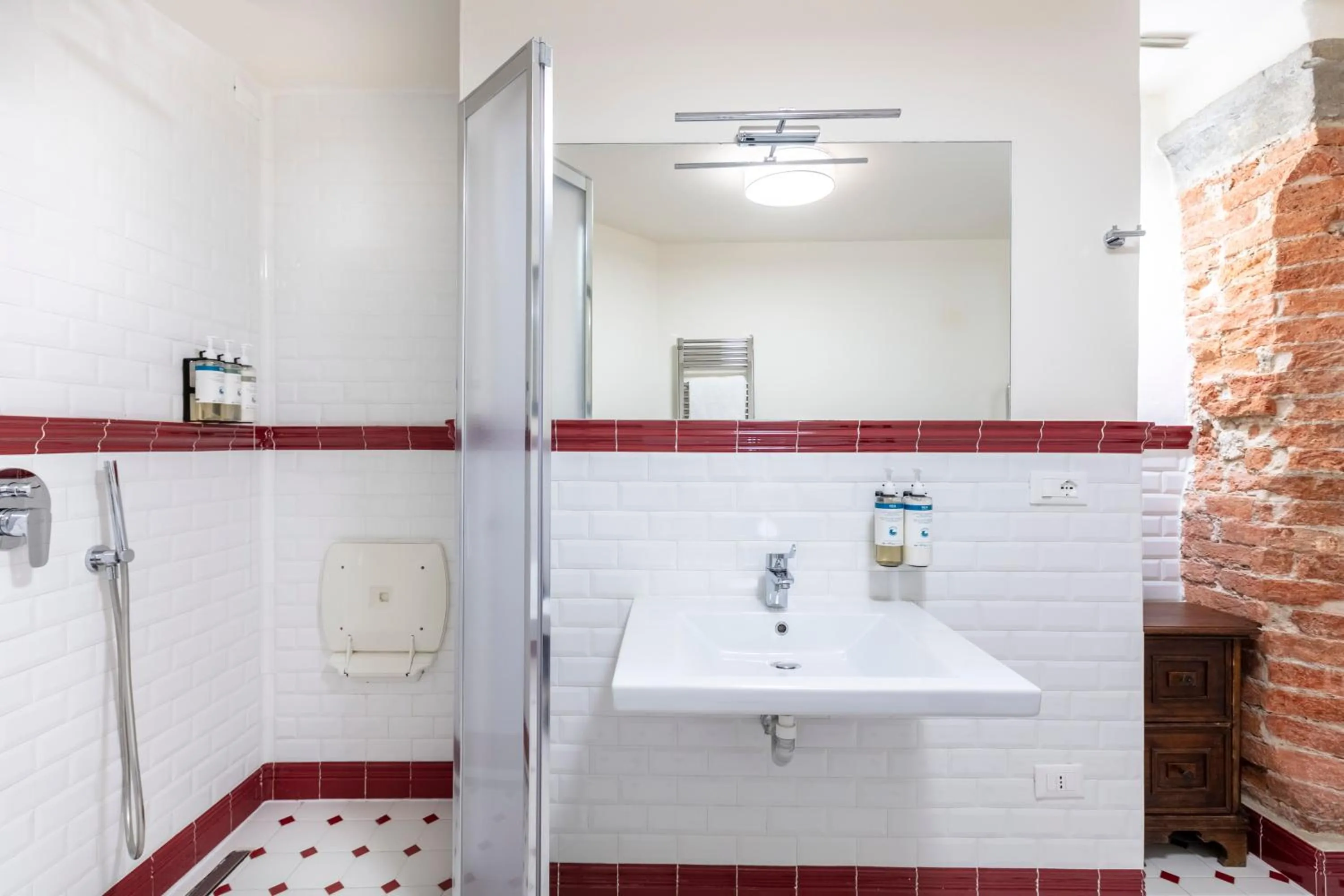 Shower in Numa Florence Palazzo Belfiore