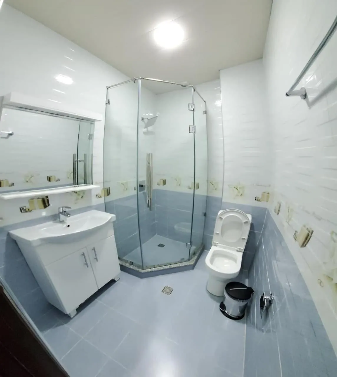 Shower in Hotel Maroqanda