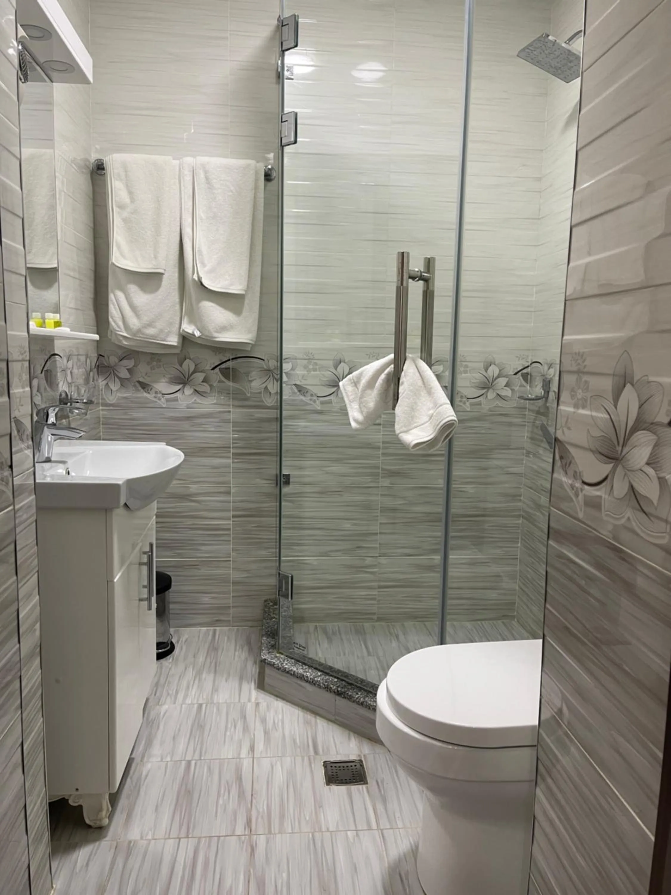 Shower in Hotel Maroqanda