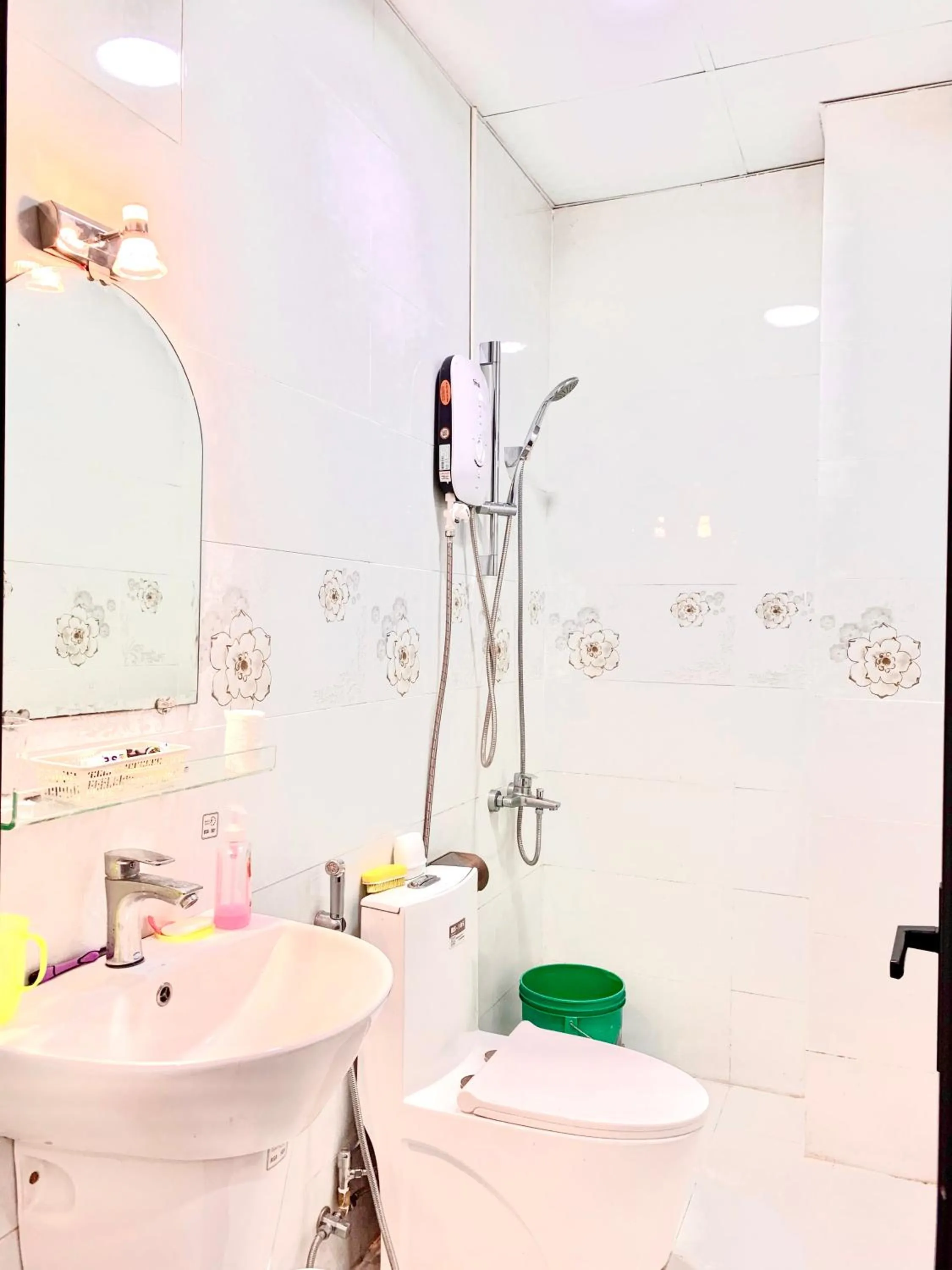 Shower in Family Homestay Dalat Casa