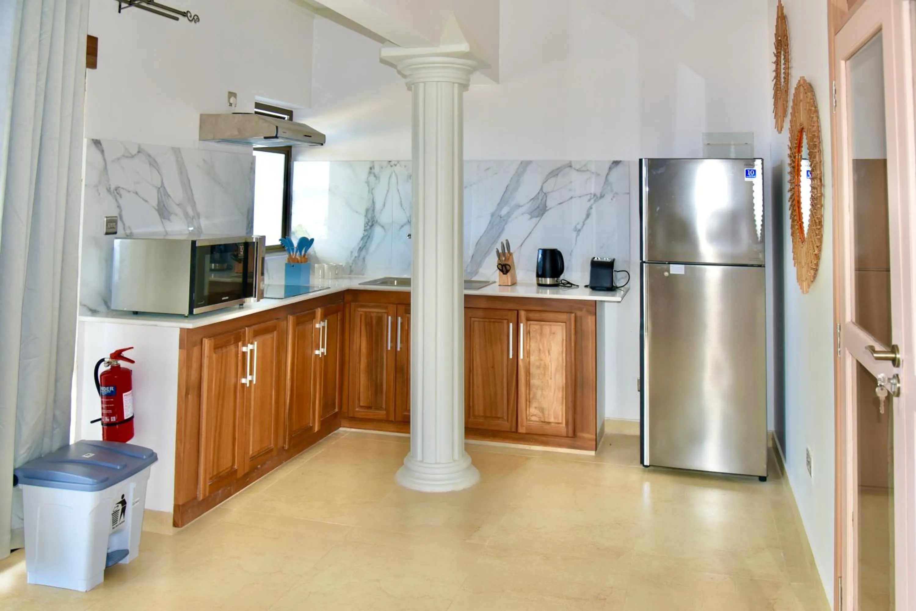 Kitchen or kitchenette in SEA SPLASH SELF CATERING And La Petite Maison