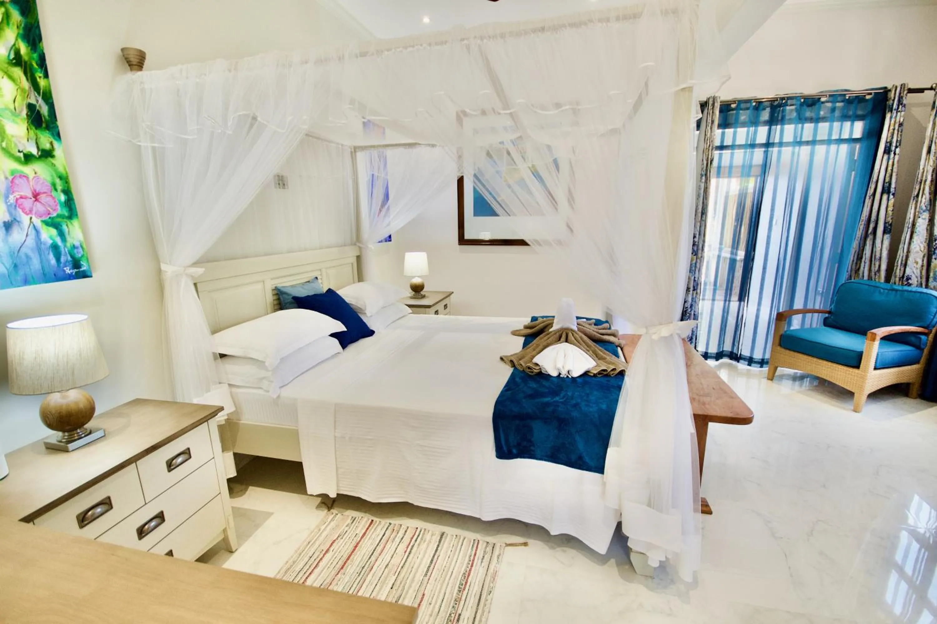 Bed in SEA SPLASH SELF CATERING And La Petite Maison