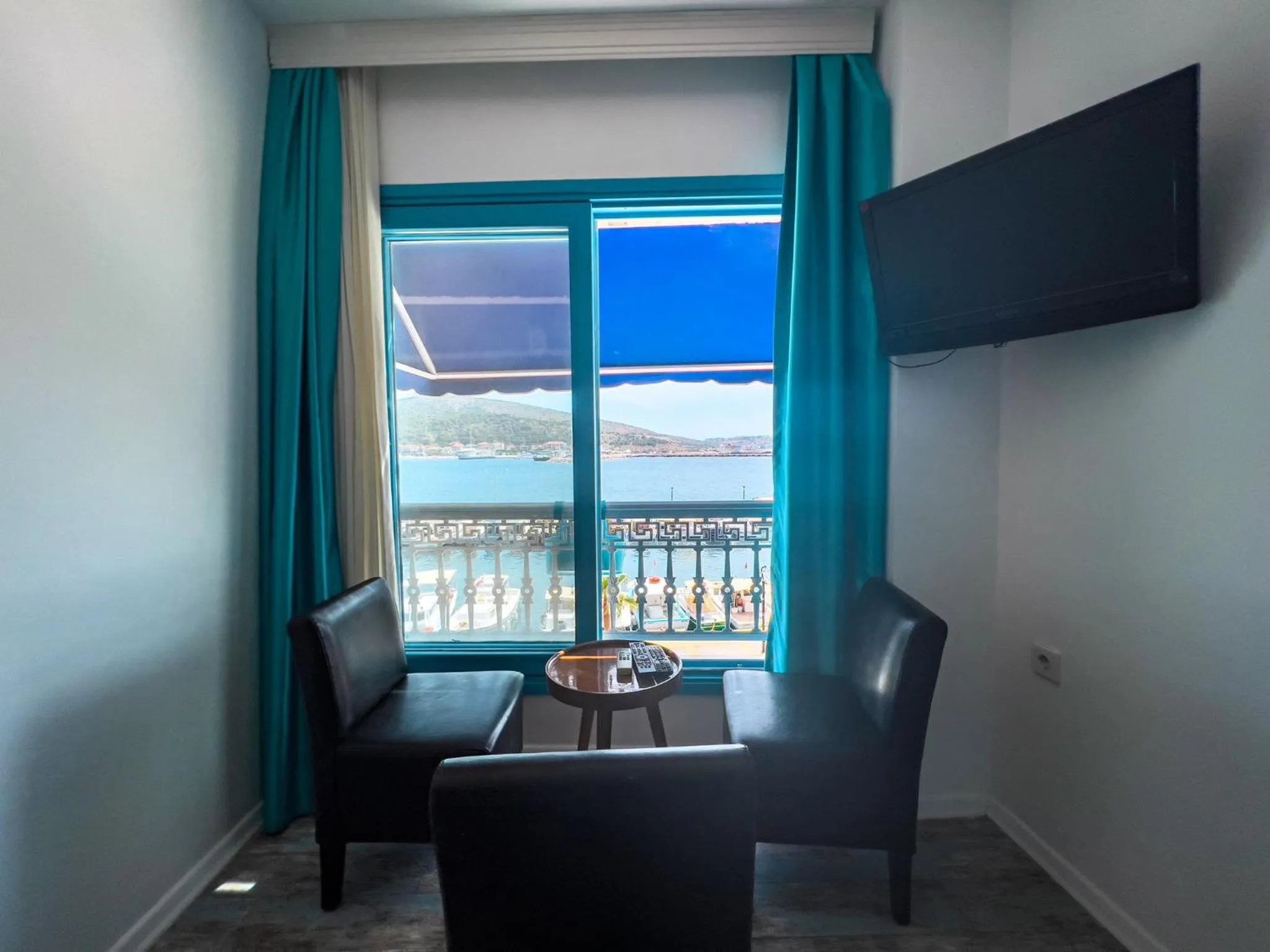 Seating area in Larimar Hotel Cesme