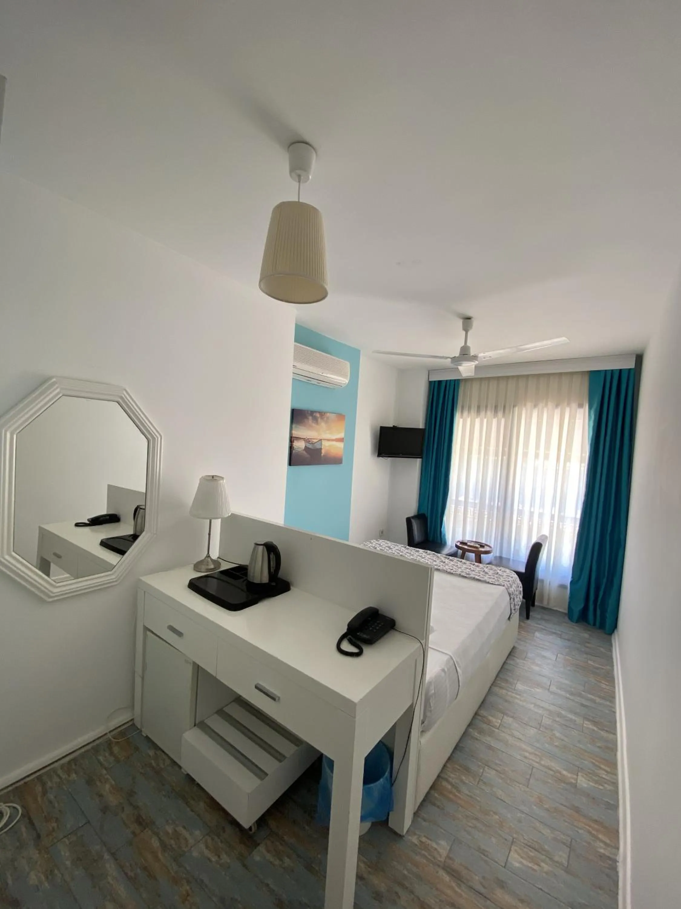 TV and multimedia, Bed in Larimar Hotel Cesme