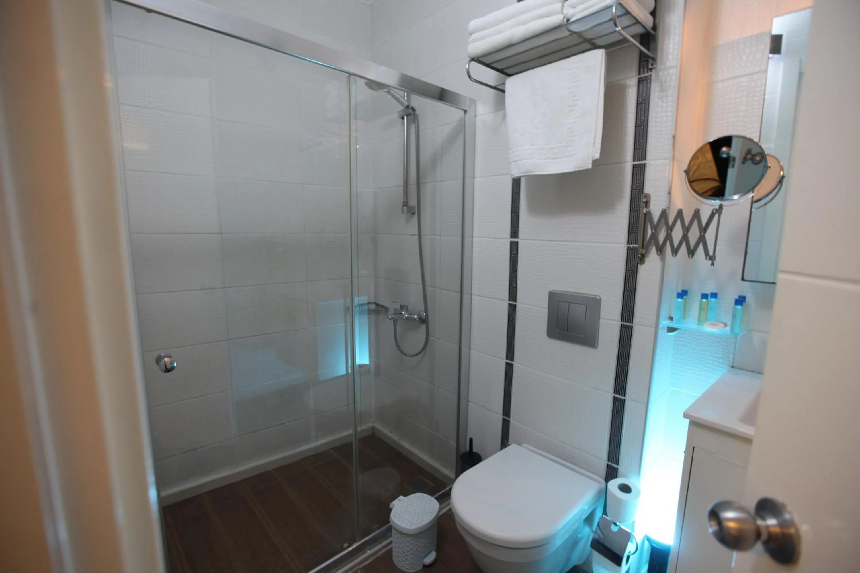 Shower in Larimar Hotel Cesme